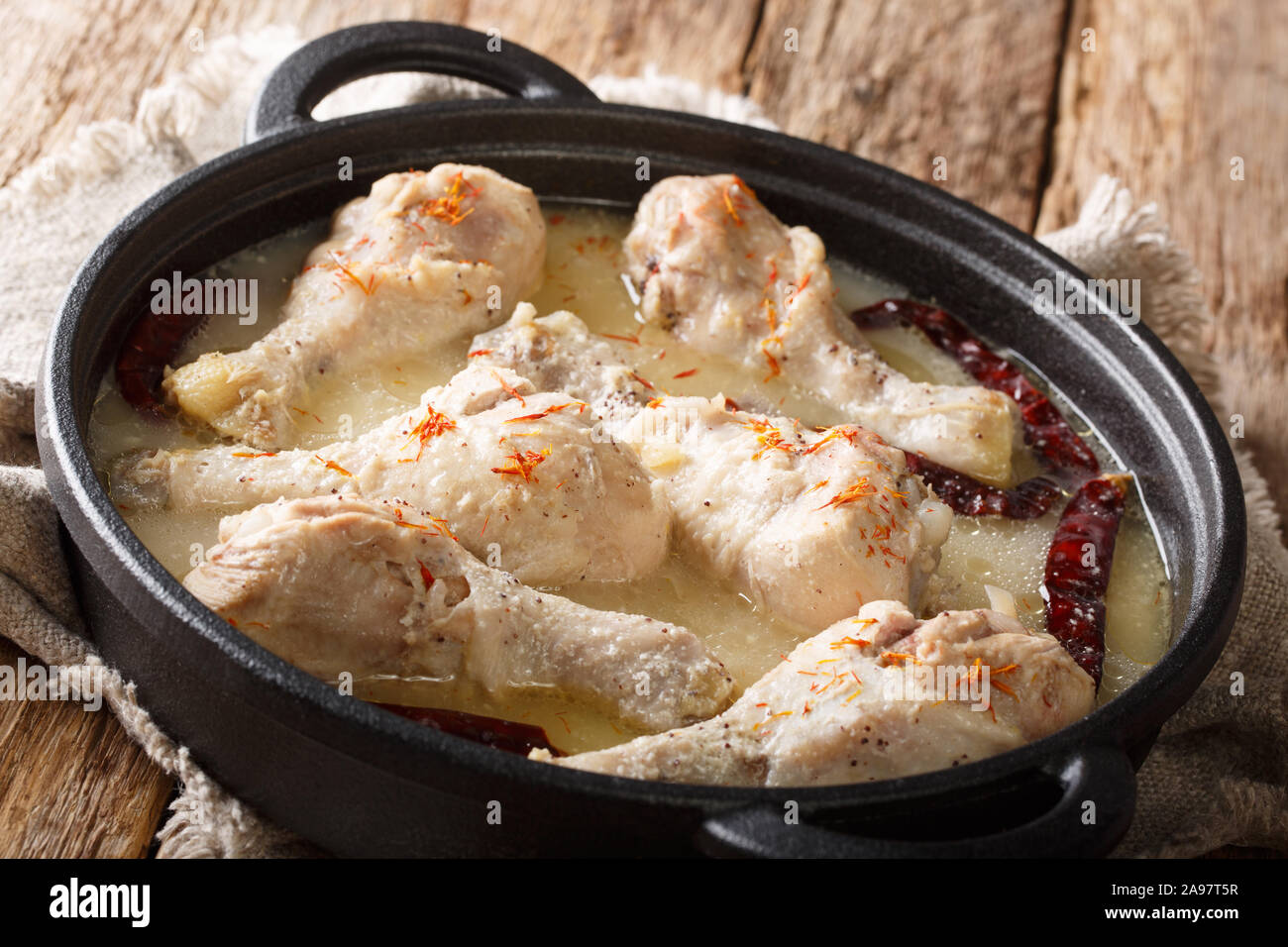 Weiß Chicken Curry in der Pfanne serviert. Landhausstil. Indisches essen. Horizontale Stockfoto