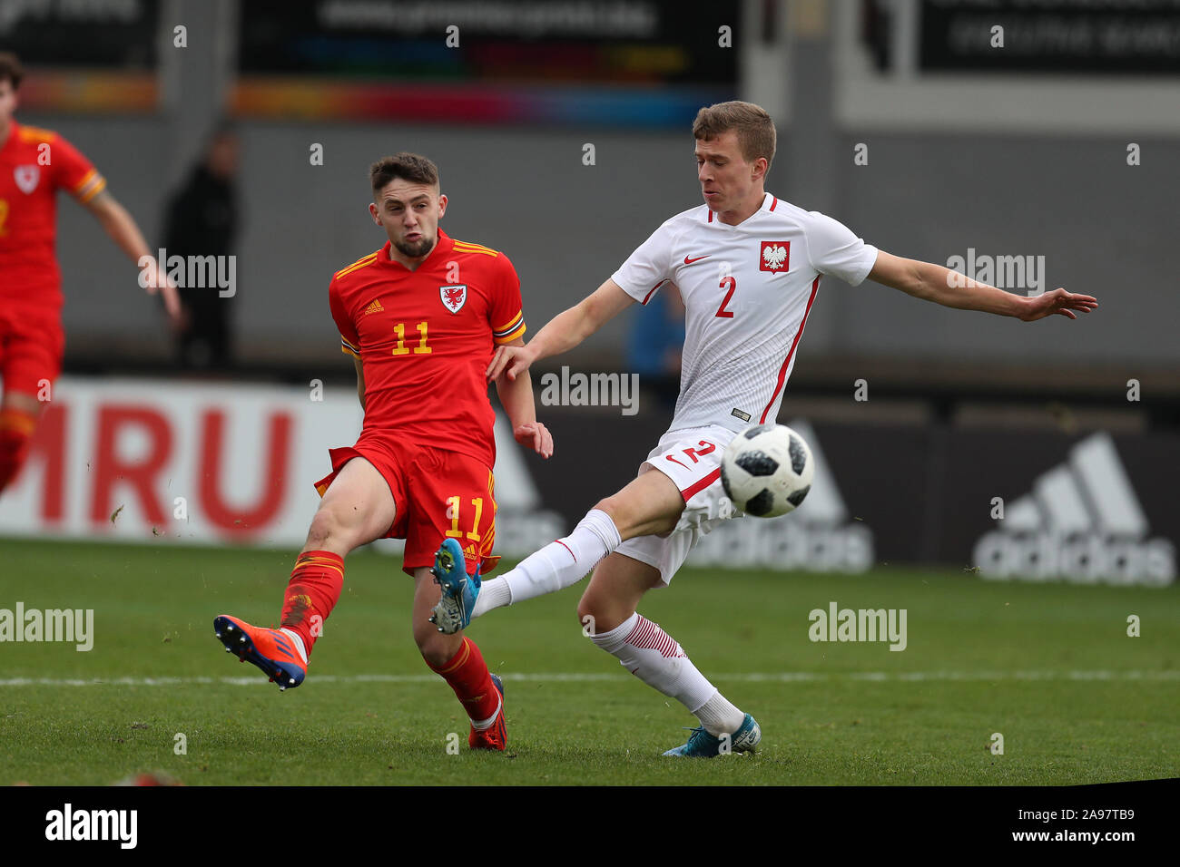 Newport, Großbritannien. 13 Nov, 2019. Joe Adams von Wales (l) schießt und Kerben seine Mannschaften 1. Ziel. Wales U19 v Polen U19, UEFA EURO U19-Qualifikationsspiel an Rodney Parade in Newport, South Wales am Mittwoch, den 13. November 2019. pic von Andrew Obstgarten/Alamy leben Nachrichten Stockfoto