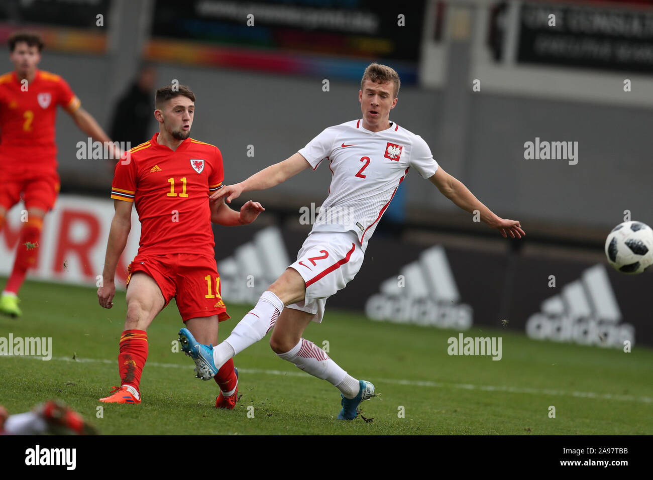 Newport, Großbritannien. 13 Nov, 2019. Joe Adams von Wales (l) schießt und Kerben seine Mannschaften 1. Ziel. Wales U19 v Polen U19, UEFA EURO U19-Qualifikationsspiel an Rodney Parade in Newport, South Wales am Mittwoch, den 13. November 2019. pic von Andrew Obstgarten/Alamy leben Nachrichten Stockfoto