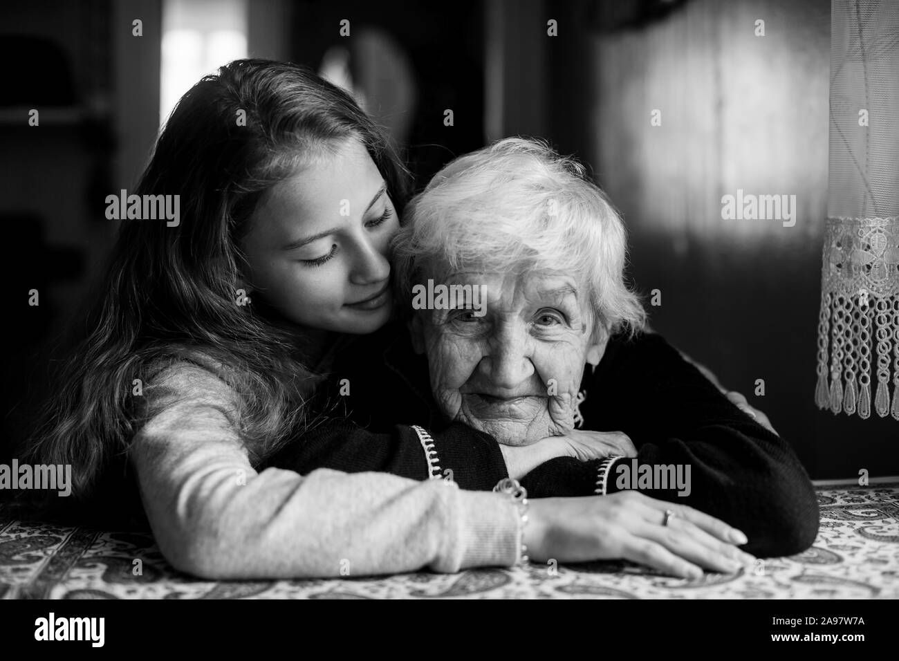 Kleines Mädchen mit ihrer Großmutter hat eine zärtliche Beziehung. Stockfoto