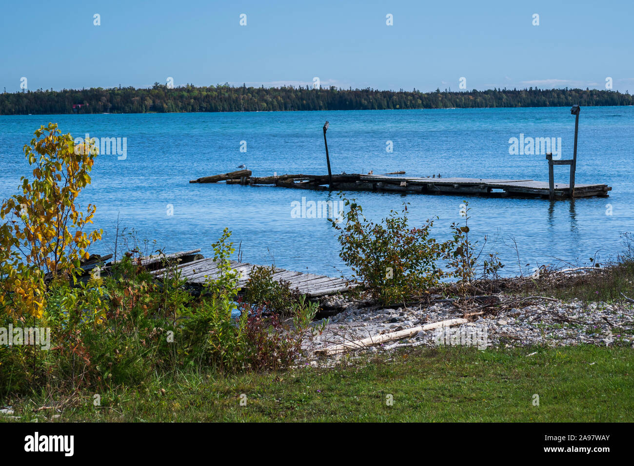 Verlassenen dock, Dr. Shula F. Giddens Memorial Park, De Tour Botanic Gardens,, De Tour Dorf, obere Halbinsel, Michigan. Stockfoto