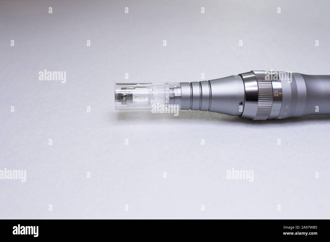 Dermis Stempel Electric Pen. Dermapen. Nadel Mesotherapie Behandlung. Stockfoto