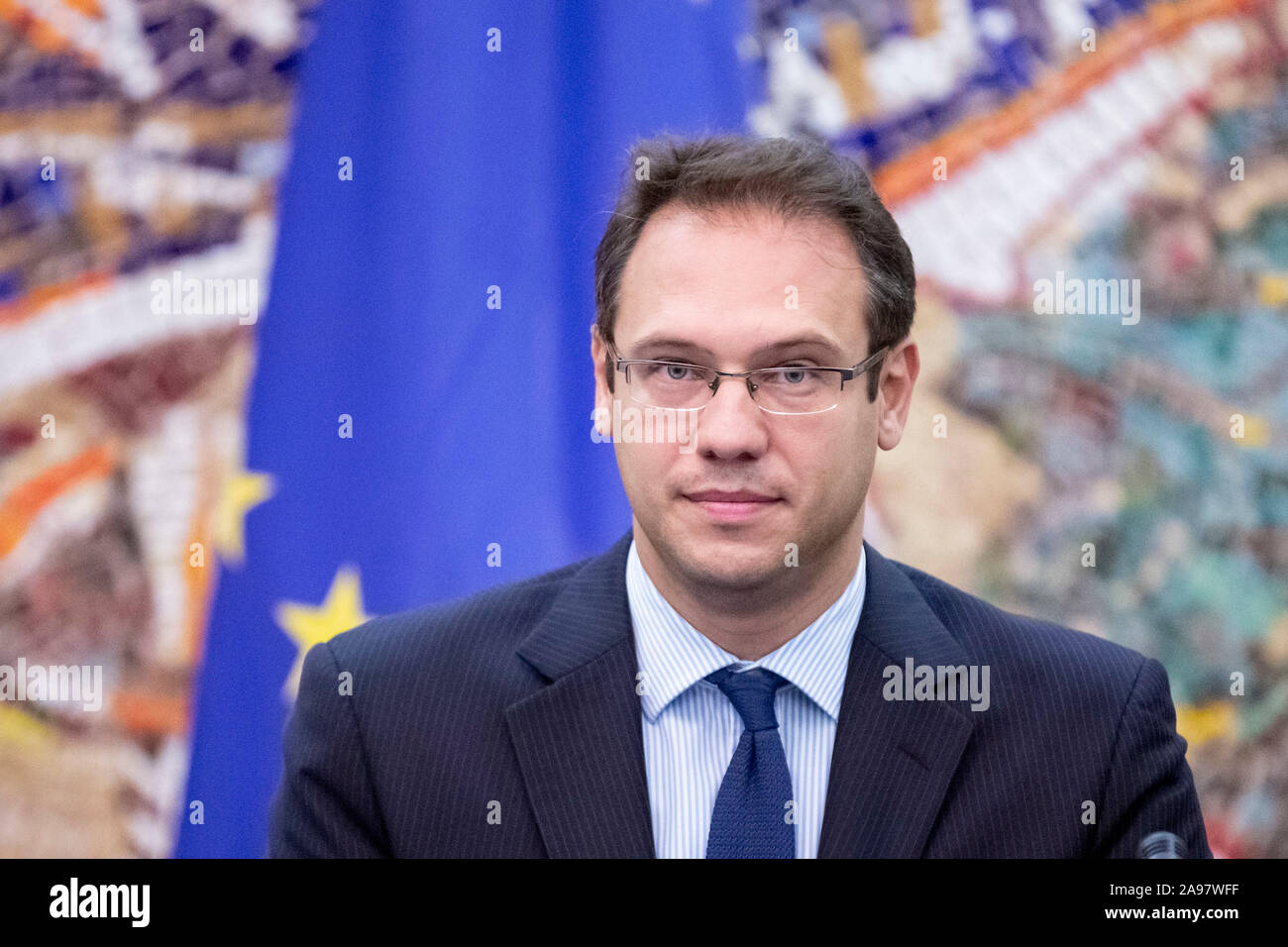 Skopje, Mazedonien. 13 Nov, 2019. Zoran Nechev, Leiter der Abteilung für europäische Integration am Institut für Demokratie (Skopje), Lächeln am Anfang ein Gespräch über "Rechtsstaatlichkeit in der Republik des Nördlichen Mazedonien" im Mosaik Halle des Amtes des Präsidenten des Nördlichen Mazedonien. Maas reisen nach Nordirland Mazedonien zu politischen Gesprächen. Credit: Christoph Soeder/dpa/Alamy leben Nachrichten Stockfoto