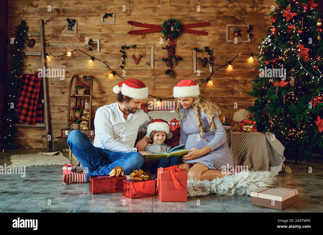 Familie mit einem Buch zu Hause in Weihnachten Stockfoto