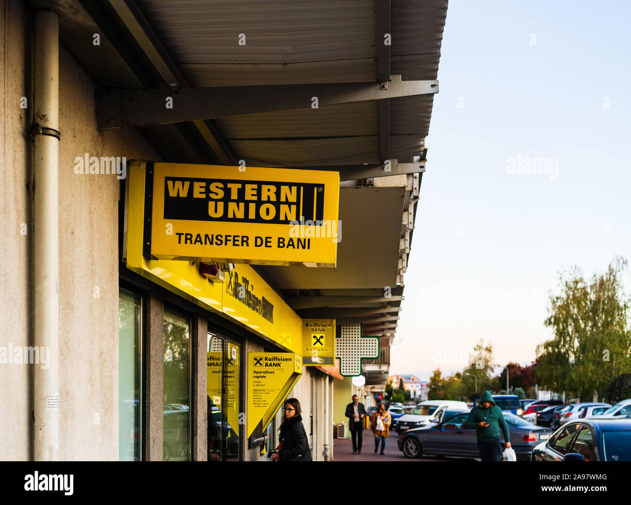 Das Äußere eines Western Union store in Bukarest. Junge Mädchen an der ATM in Bukarest, Rumänien, 2019 Stockfoto