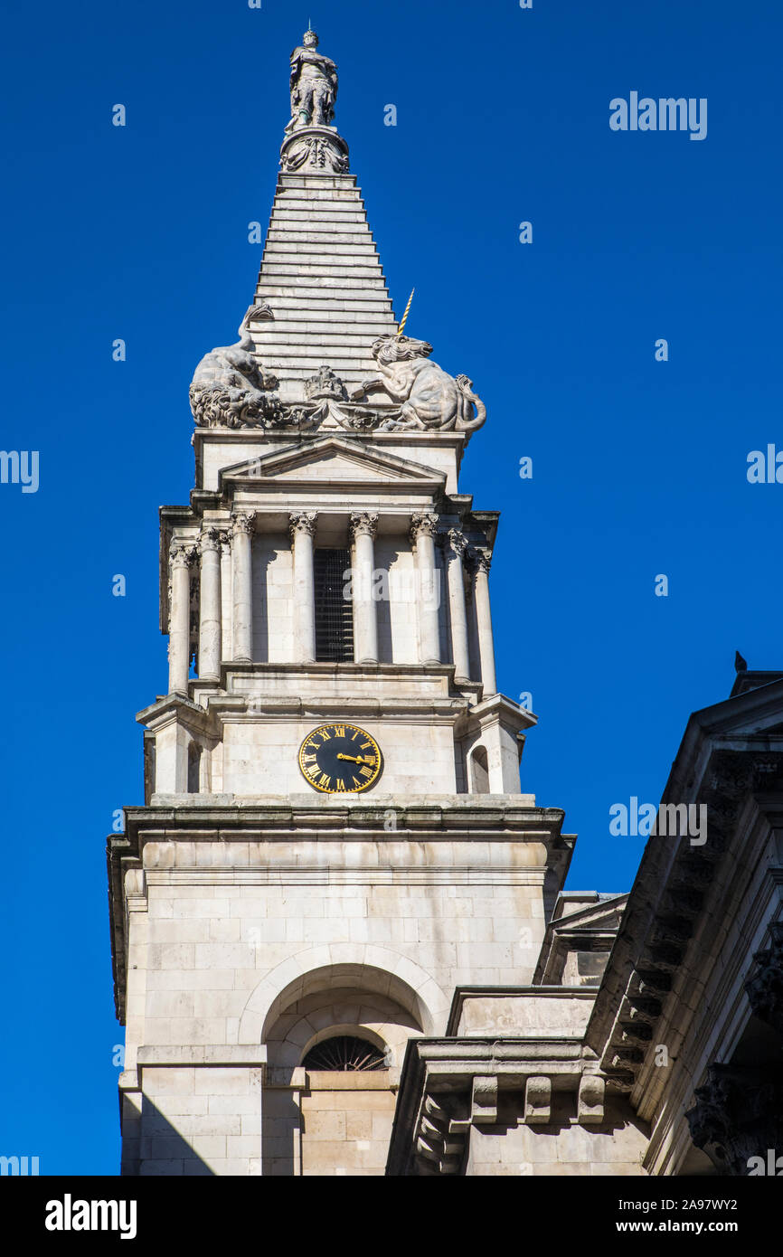 Ein Blick auf den Turm von St. Georges Bloomsbury in London, Großbritannien. Stockfoto