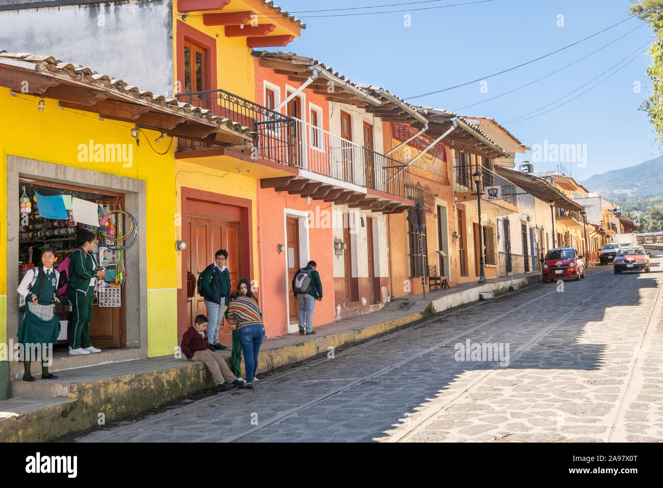 Anzeigen von Miguel Hidalgo Street in der Parroquia Santa María Magdalena Kirche in Xico, Veracruz, Mexiko. Stockfoto