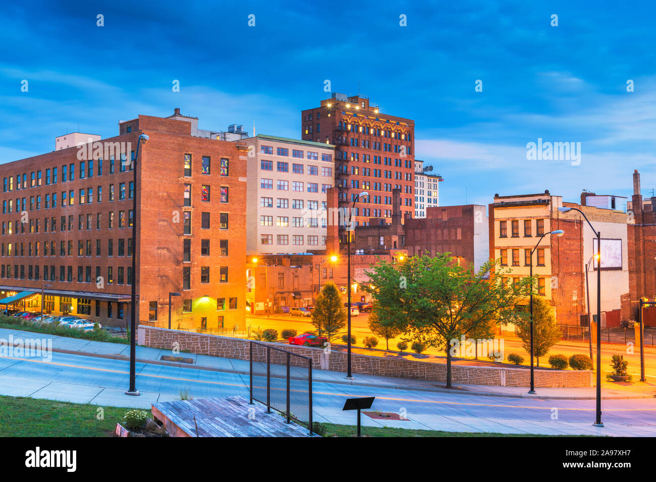 Youngstown, Ohio, USA downtown Straße und Stadtbild in der Dämmerung. Stockfoto