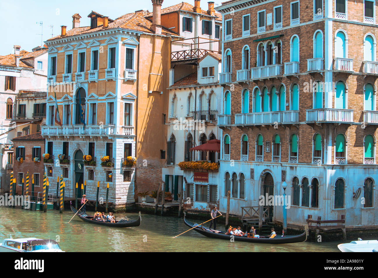 Venedig, Italien, 25. Mai 2019: Gondeln am Canale Grande in Italien Stockfoto