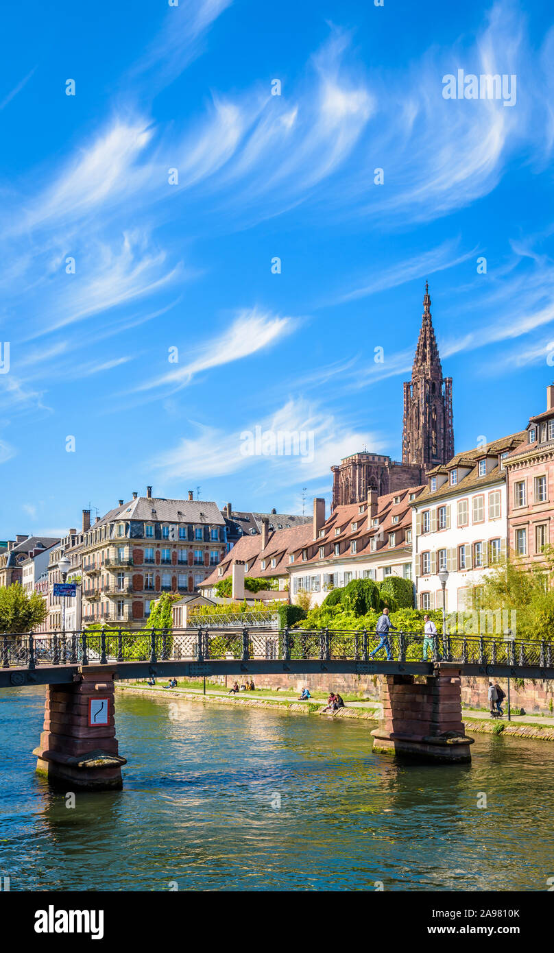 Der Grande Ile in Straßburg, Frankreich, wo das historische Viertel und der Kathedrale von Notre-Dame entfernt sind, mit dem abreuvoir Fußgängerbrücke auf der Ill Stockfoto