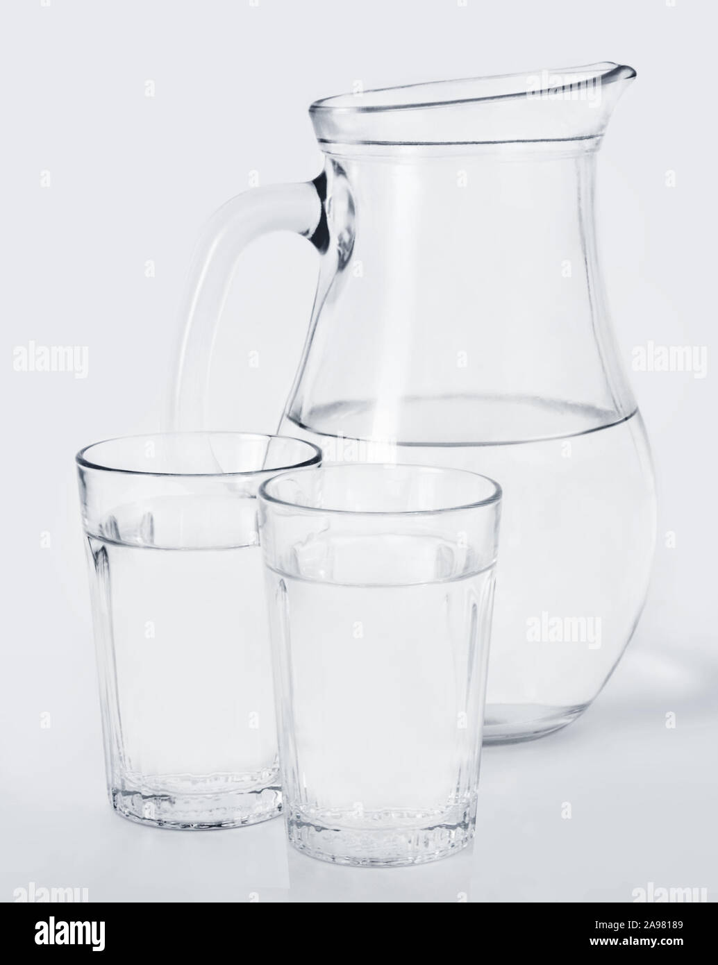 Wasser und zwei Gläser Stockfoto