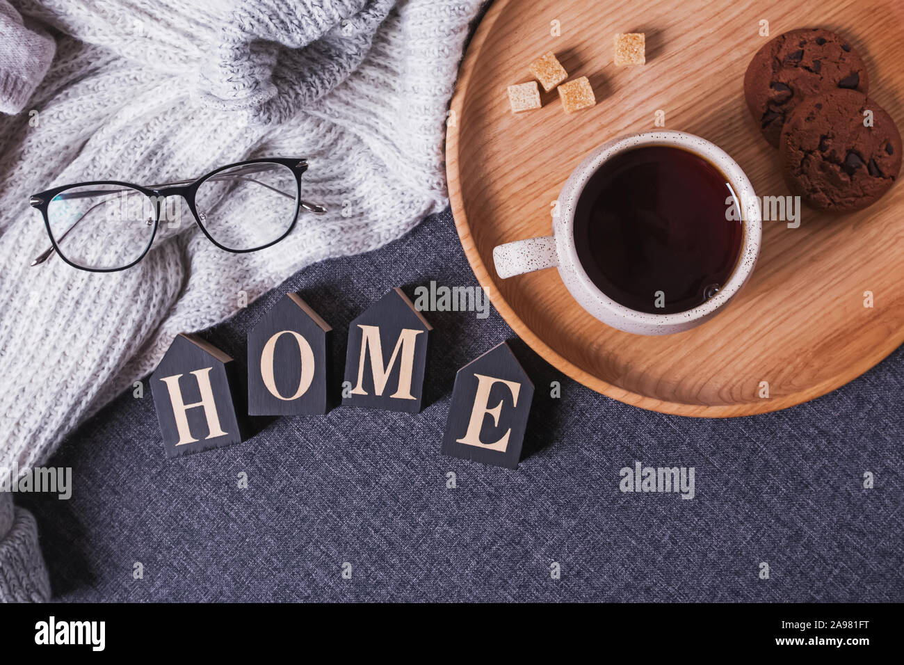 Stillleben mit Kaffee oder Tee in der Tasse und Kekse auf Holz- fach, gestrickte Pullover, Gläser und weicher Pullover gestrickt. Stockfoto