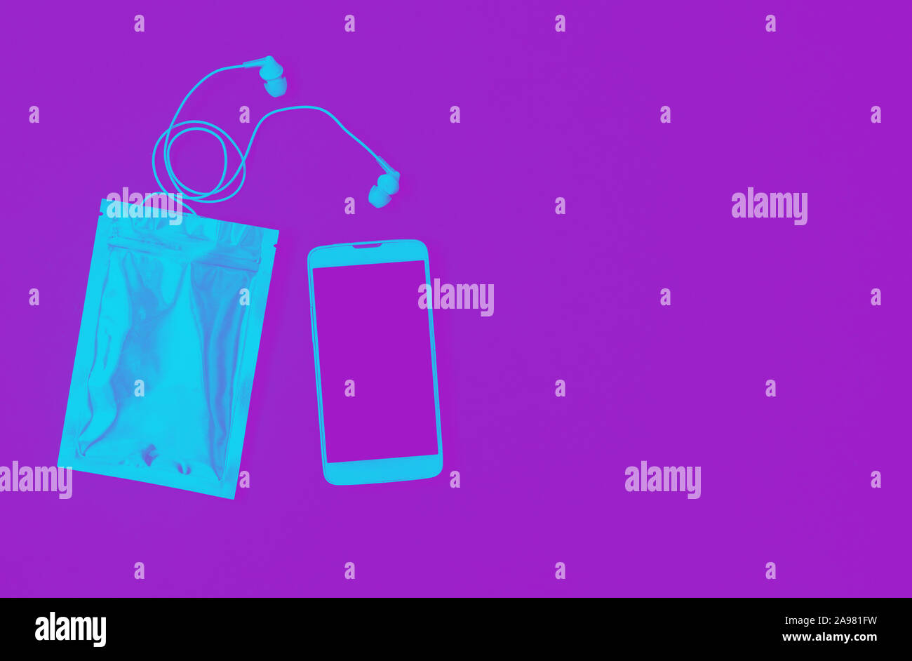 Einkaufsbummel am Schwarzen Freitag verkauf Konzept mit Telefon, Tasche und Ohrhörer auf neon-lila Hintergrund. Gradient trendigen Effekt. Platz kopieren, Ansicht von oben, flach Stockfoto