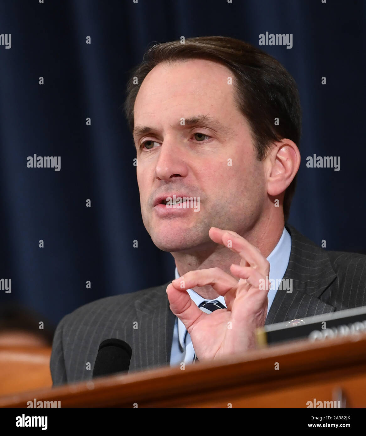 Washington, United States. 13 Nov, 2019. Rep. Jim Himes (D-Anschl.) Fragen von George Kent, der Stellvertretender Staatssekretär für Europäische und Eurasische Angelegenheiten (L) und William Taylor, der stellvertretende Botschafter in der Ukraine während der Haus Geheimdienstausschusses Amtsenthebungsverfahren Anhörungen in Präsident Donald Trump in Washington, DC am Mittwoch, 13. November 2019. Foto von Kevin Dietsch/UPI Quelle: UPI/Alamy leben Nachrichten Stockfoto