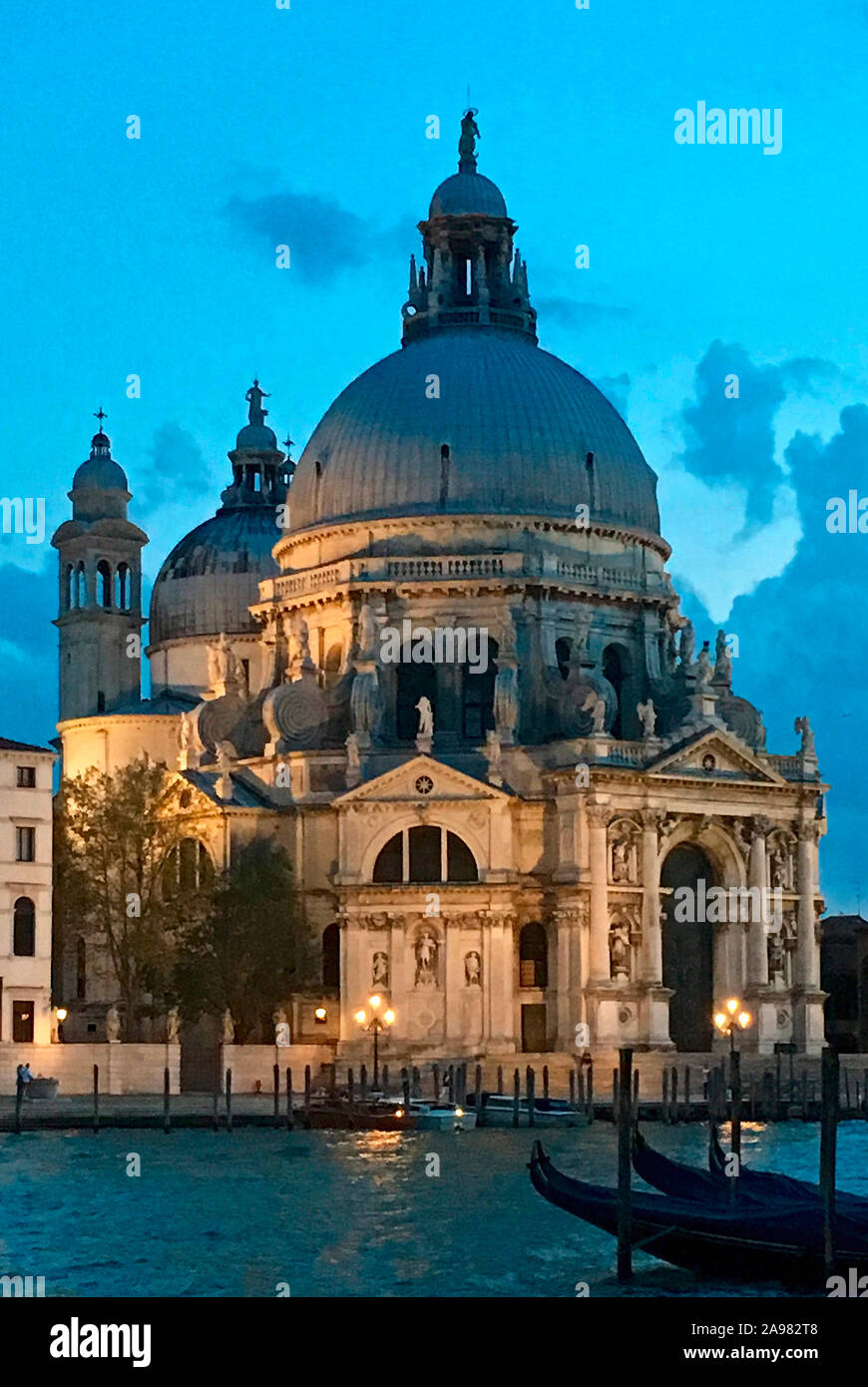 Blick von San Marco zur Basilika Santa Maria della Salute von Venedig am Abend - Italien. Stockfoto