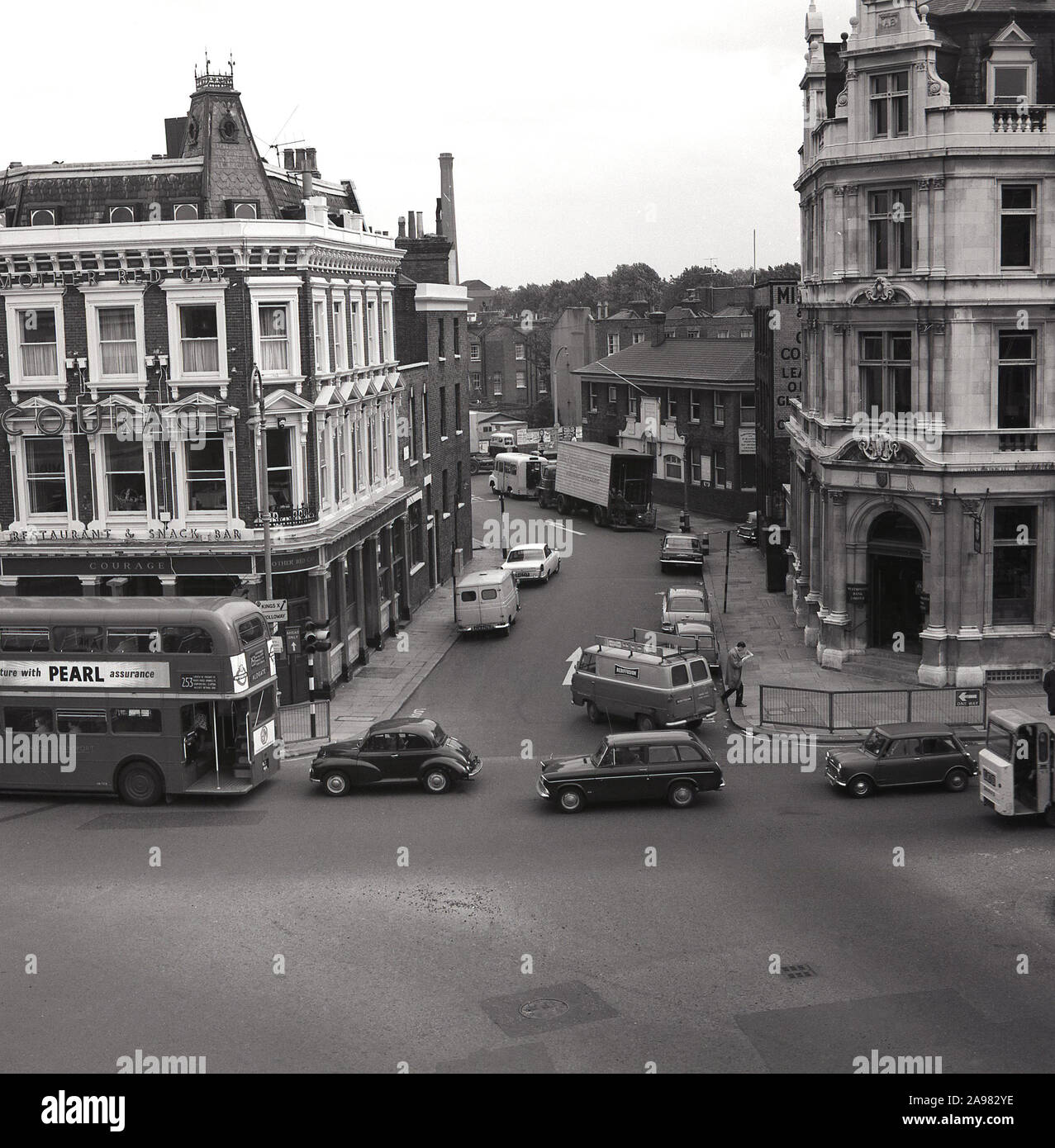 1960, historische, Luftaufnahme von Camden Road, London, mit Gebäuden, Pubs und Pkw und Transporter der Ära, England, Großbritannien, einschließlich einem Mut Pub, die Mutter rote Kappe, eine van der TV-Firma des Tages, Rediffusion, routemaster Bus anfd der Westminster Bank. Stockfoto