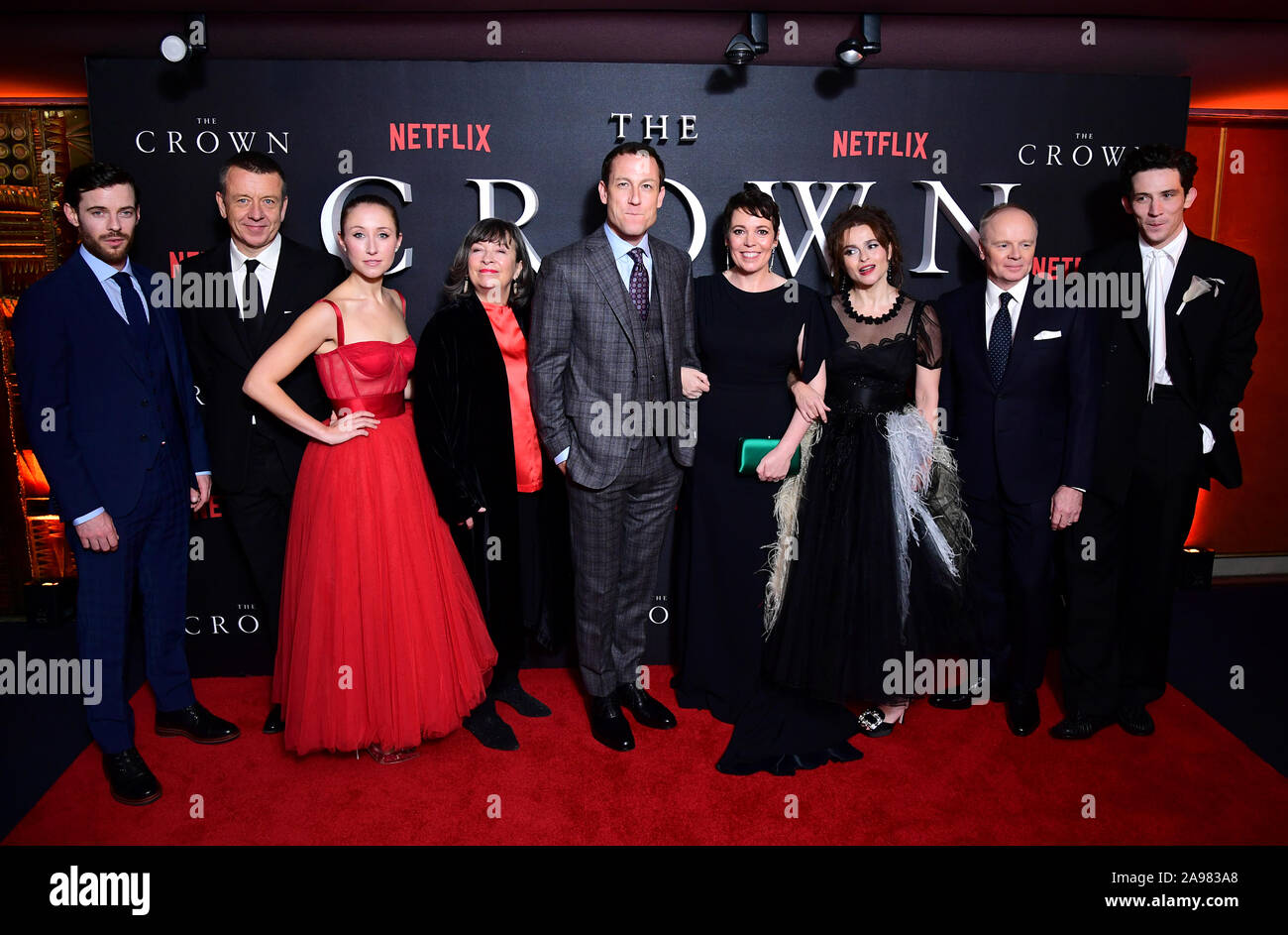 Harry Treadaway, Peter Morgan, Erin Doherty, Marion Bailey, Tobias Menzies, Olivia Colman, Helena Bonham Carter, Jason Watkins und Josh O'Connor ankommen für die Krone Jahreszeit drei Premiere im Curzon Mayfair, London. Stockfoto