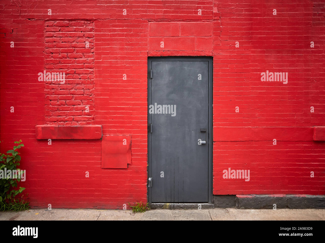 Stahltür in einem alten Red brick wall. Stockfoto