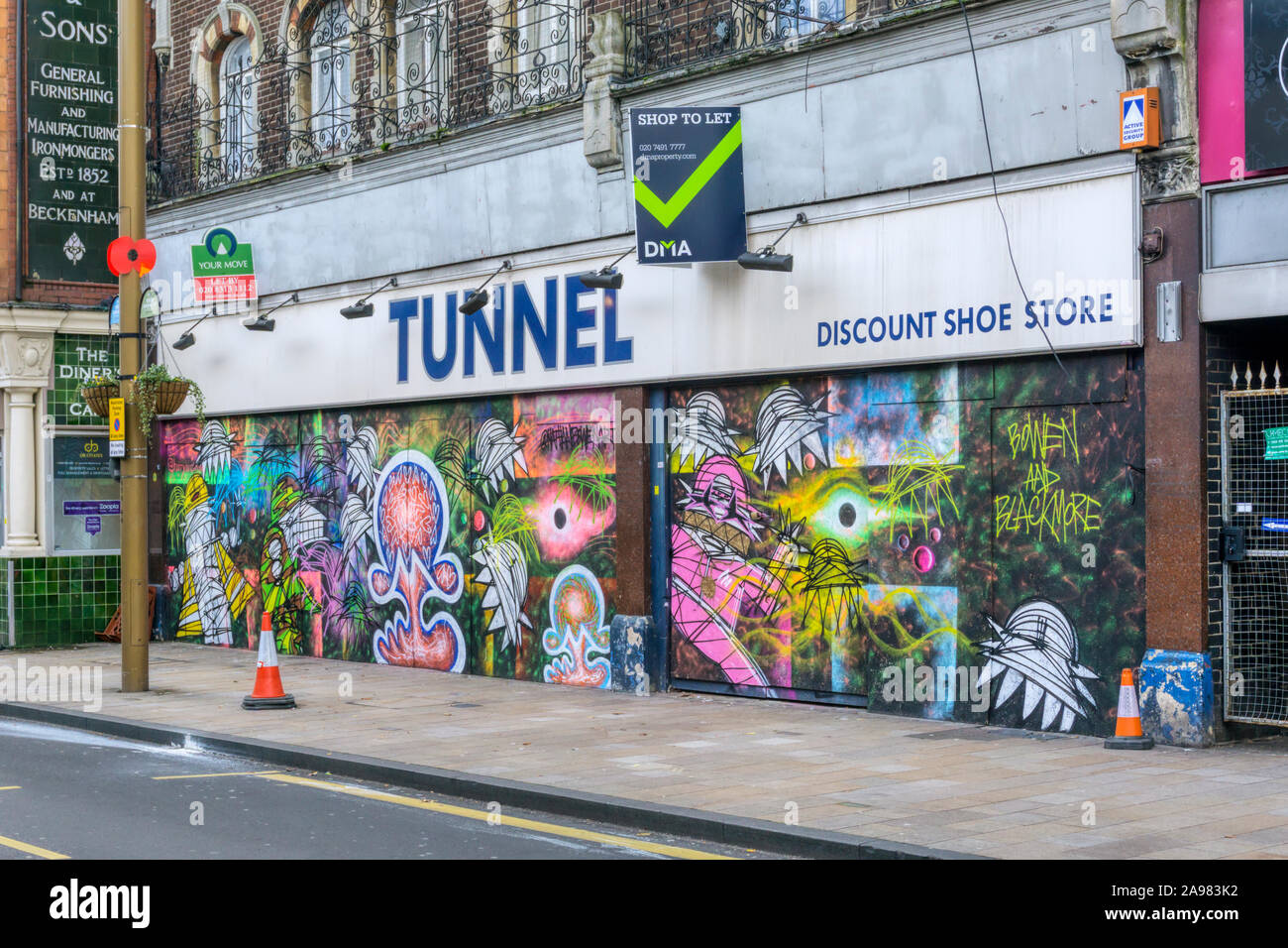 Graffiti Zusammenarbeit von Nathan Bowen und Harry Blackmore auf Leeren & zu lassen Tunnel Rabatt Schuhgeschäft in Bromley High Street. Stockfoto