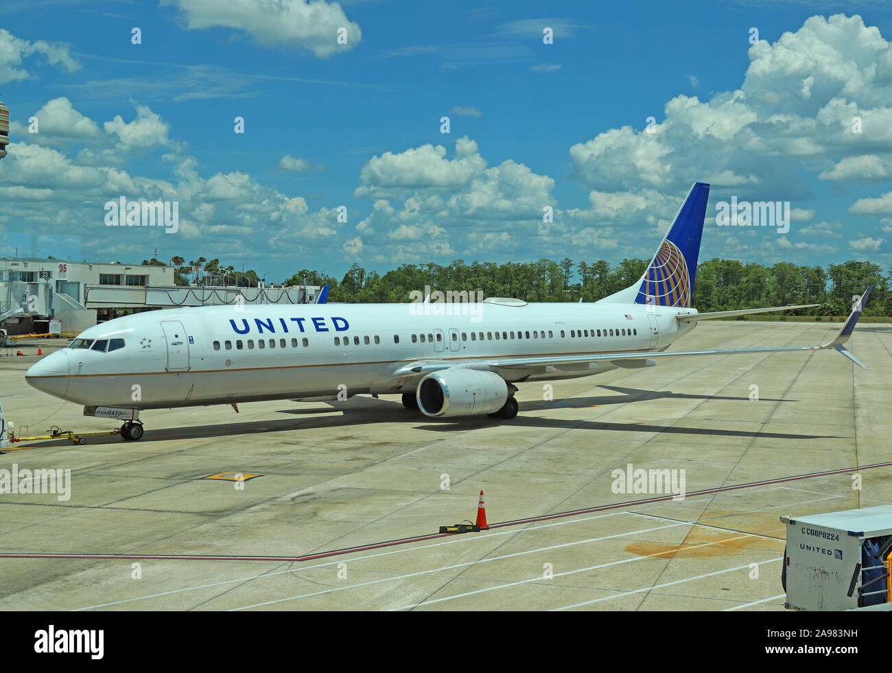 United Airlines Boeing 737-900N 37420, wieder auf dem Vorfeld geschoben, beachten Sie, dass es keine Registrierung auf der Seite des Flugzeugs. Stockfoto