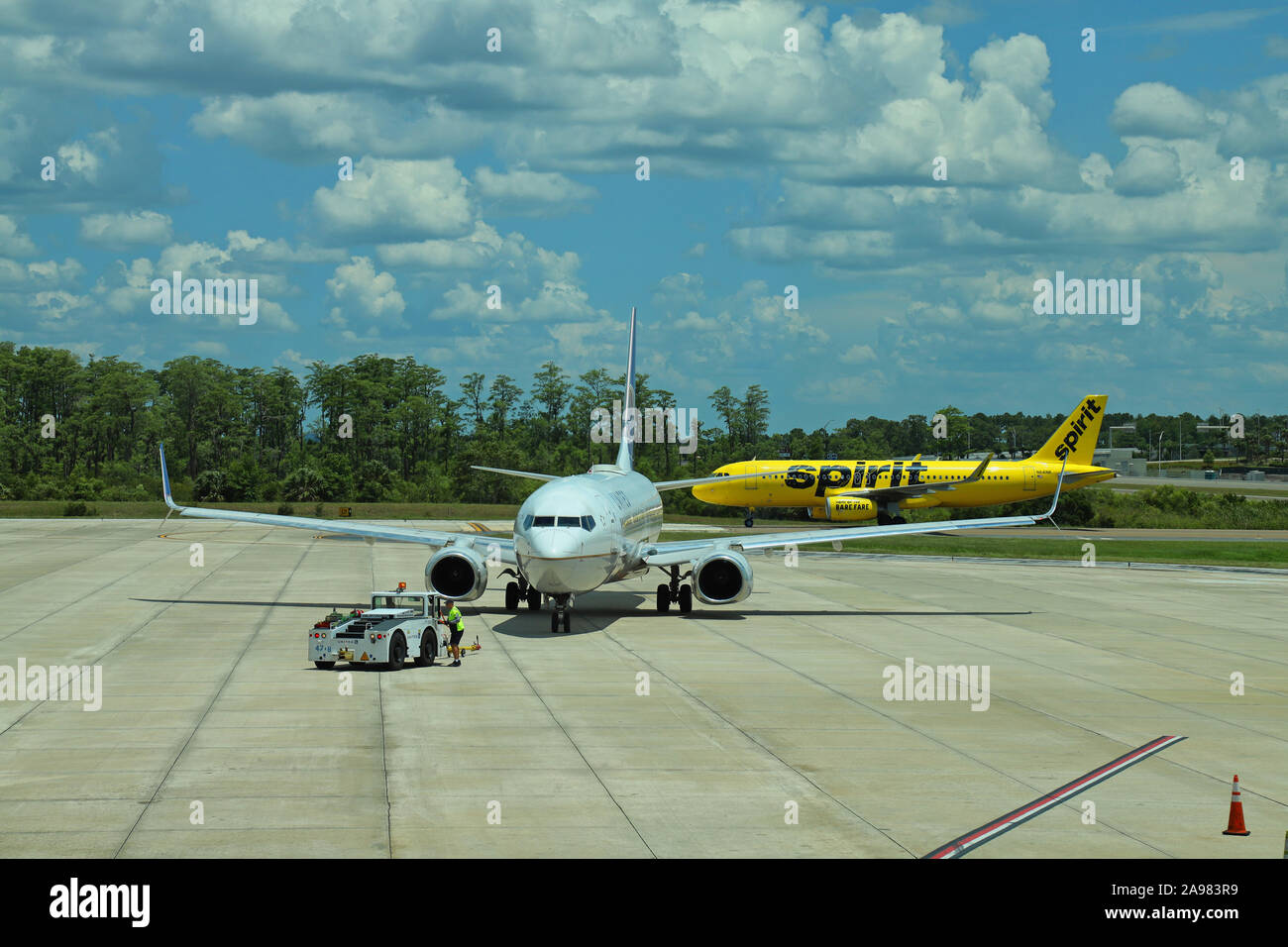 United Airlines Boeing 737-900N 37420 in der Schürze mit Geist A320 in den Hintergrund gedrängt. Stockfoto