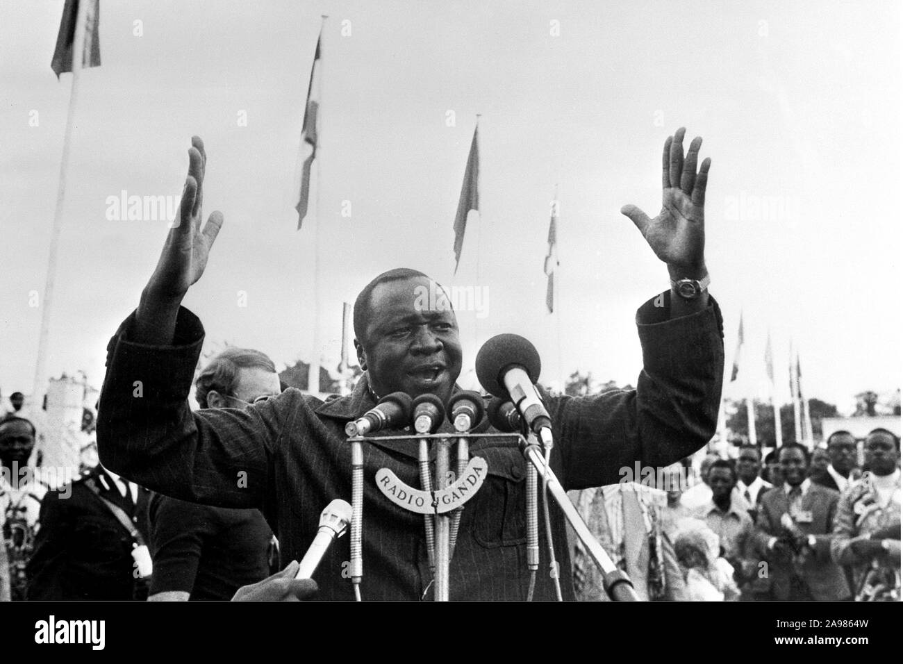 Präsident von Uganda Idi Amin Dada (C) Gesten bei der Adressierung der Medien am 28. Juli 1975 in Kampala während der Organisation für Afrikanische Einheit (OUA) Gipfel. Die Idi Amin Herrschaft des Terrors von 1971 dauerte, als er die Macht ergriff von Milton Obote, zum 13. April 1979, bei der Tansanischen Truppen und verbannt die Ugander stürmte Kampala und entfernt ihn von der Stromversorgung. Die selbsternannten Feldmarschall abgerechnet, dann im Exil in Saudi-Arabien. Während seiner Präsidentschaft gab es kontinuierliche Reports des weitverbreiteten Greueltaten. Stockfoto