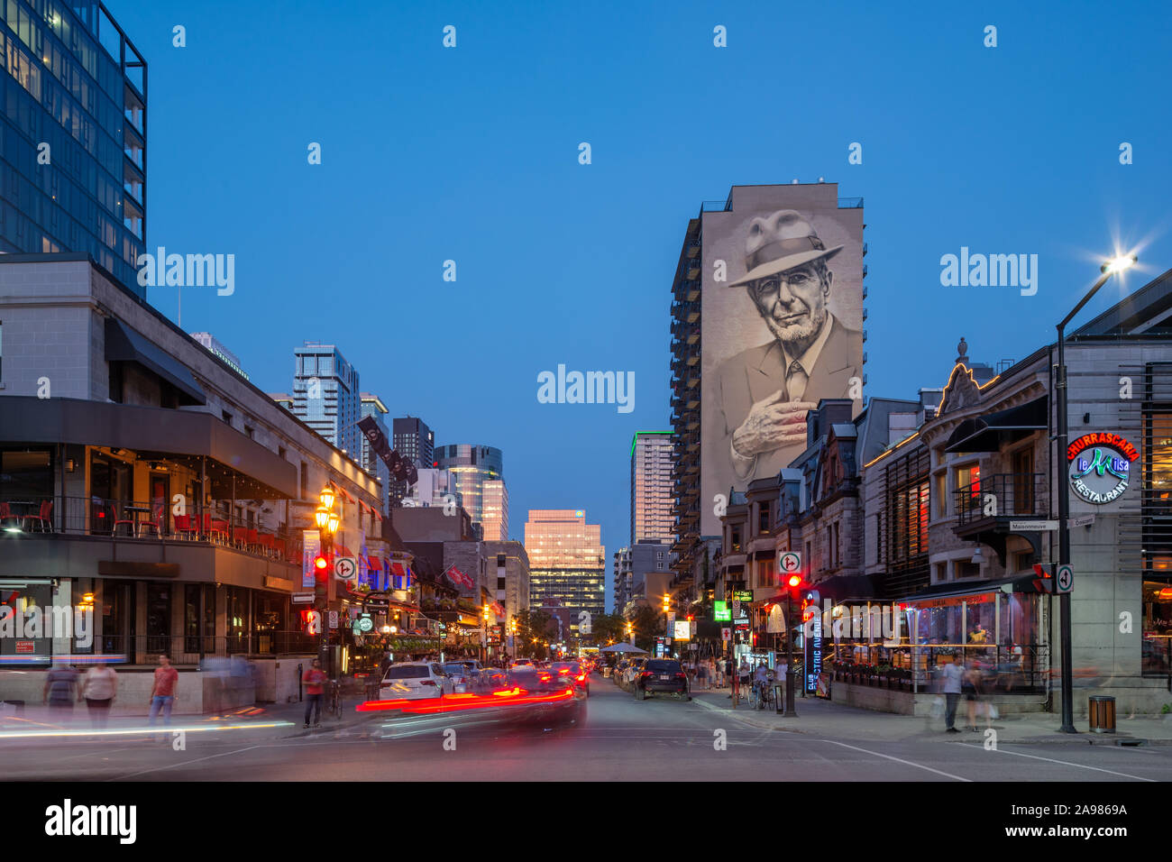 Beleuchtete Leonard Cohen Wandbild in der Crescent Street gesehen von De Maisonneuve Boulevard von El Mac/Gen Pendon, Downtown Montreal, Quebec, Kanada Stockfoto