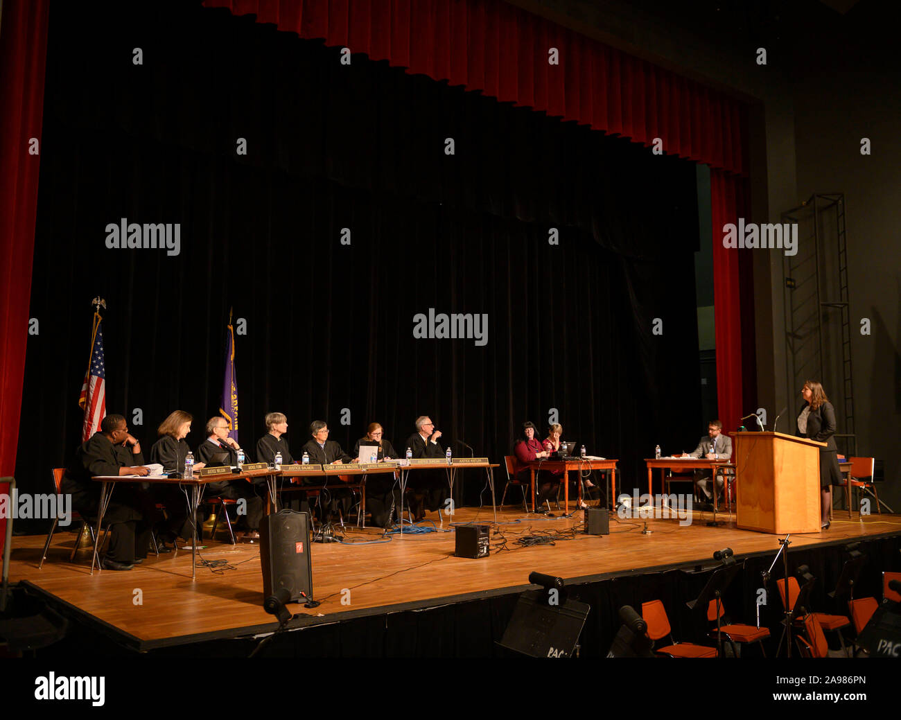 Portland, Oregon, USA. 13 Nov, 2019. Das Oregon Höchste Gericht hält eine Sitzung in einem Hörsaal ay David Doulas High School in Portland am Mittwoch. Das Gericht hielt eine Sondersitzung in der High School Auditorium, wie Sie Argumente in der chernaik v. Braun Klimawandel Prozeß gehört. Der Fall ist seit neun Jahren. Credit: Robin Loznak/ZUMA Draht/Alamy leben Nachrichten Stockfoto