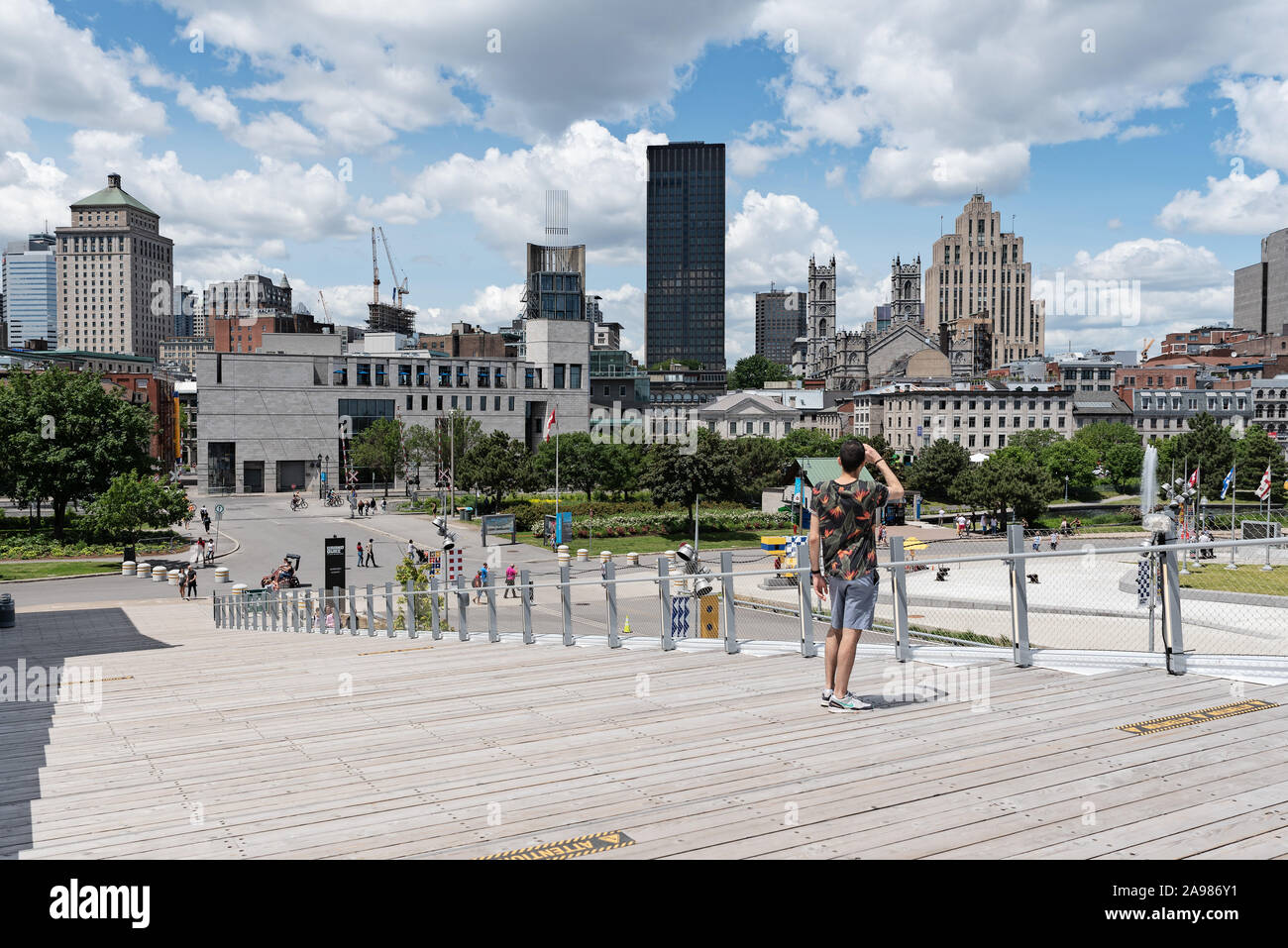 Blick auf die Altstadt von Montreal Skyline von Cruise Terminal im Alten Hafen, die Altstadt von Montreal, Quebec, Kanada Stockfoto