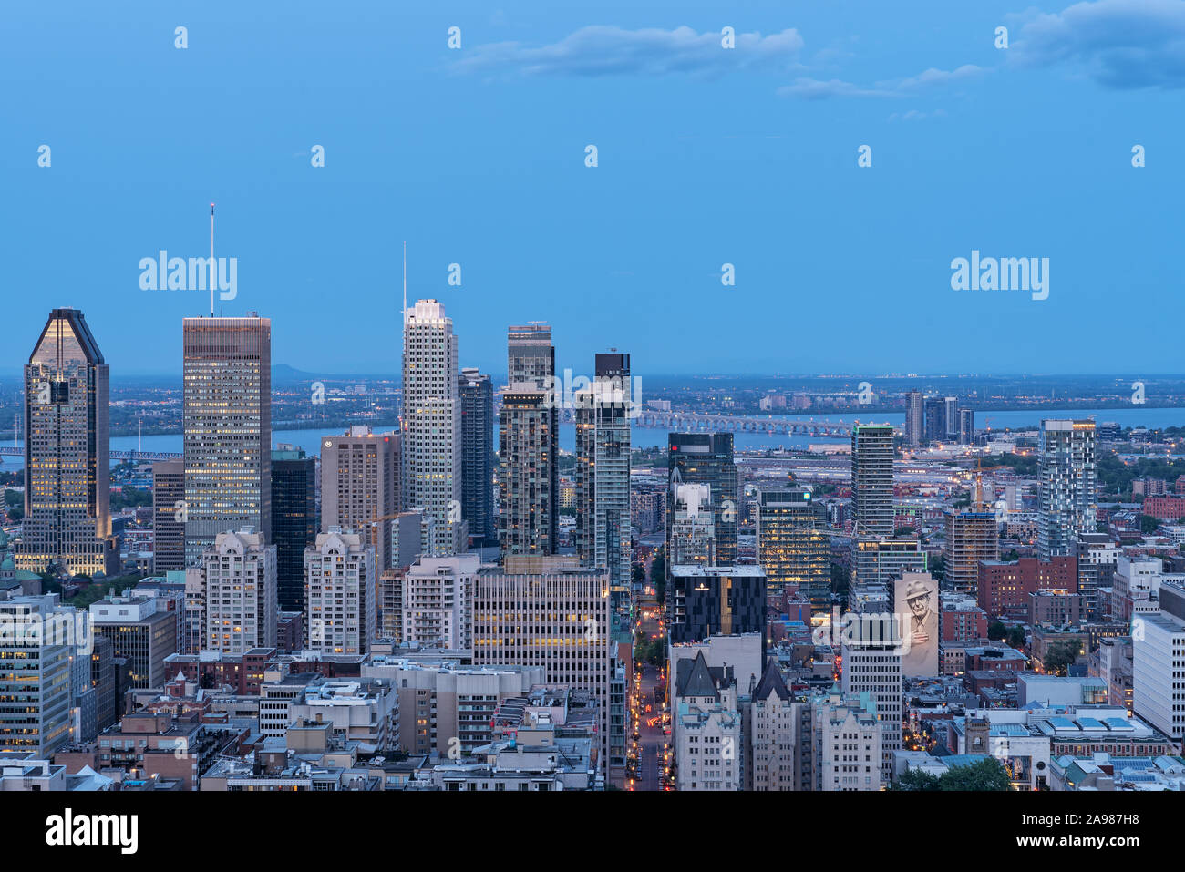 Skyline von Montreal in der Abenddämmerung gesehen vom Belvedere Kondiaronk - Sommer Stockfoto