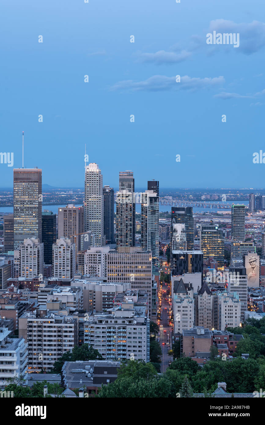 Skyline von Montreal in der Abenddämmerung gesehen vom Belvedere Kondiaronk - Sommer Stockfoto
