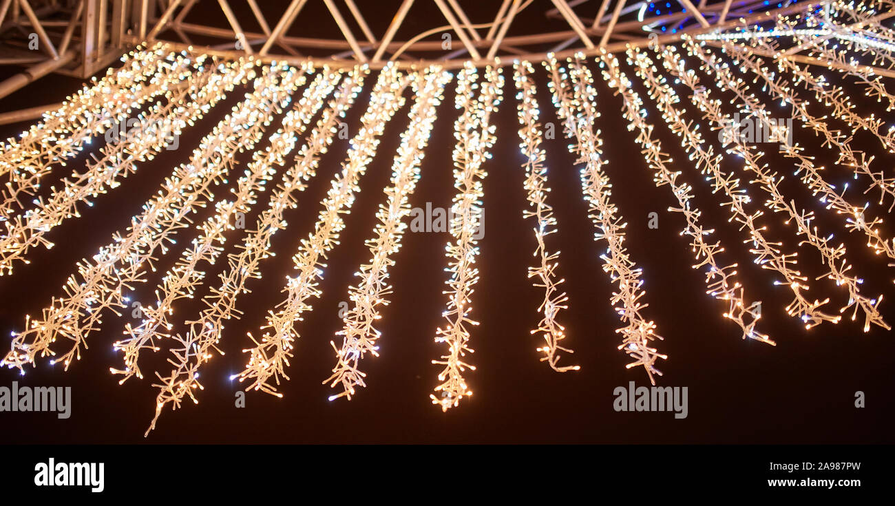 Weihnachtsschmuck auf der Straße, bunte Urlaub bokeh Lichter, city night Illumination, abstrakte blurry festlichen Hintergrund Stockfoto