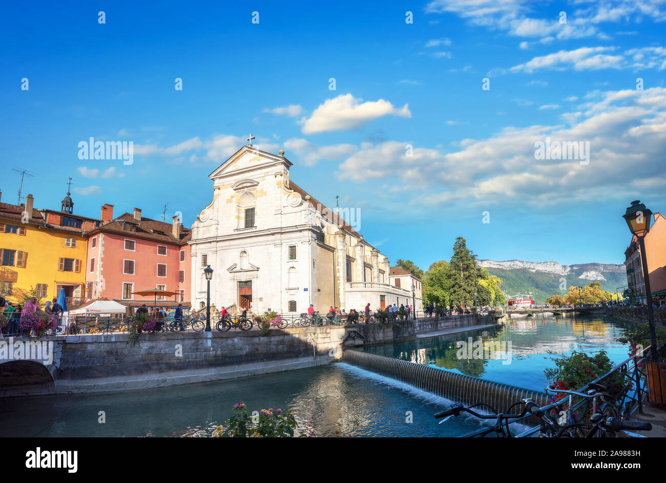 Kirche des Hl. Franz von Sales und Canal du Thiou in der Altstadt. Annecy, Frankreich, Französische Alpen Stockfoto