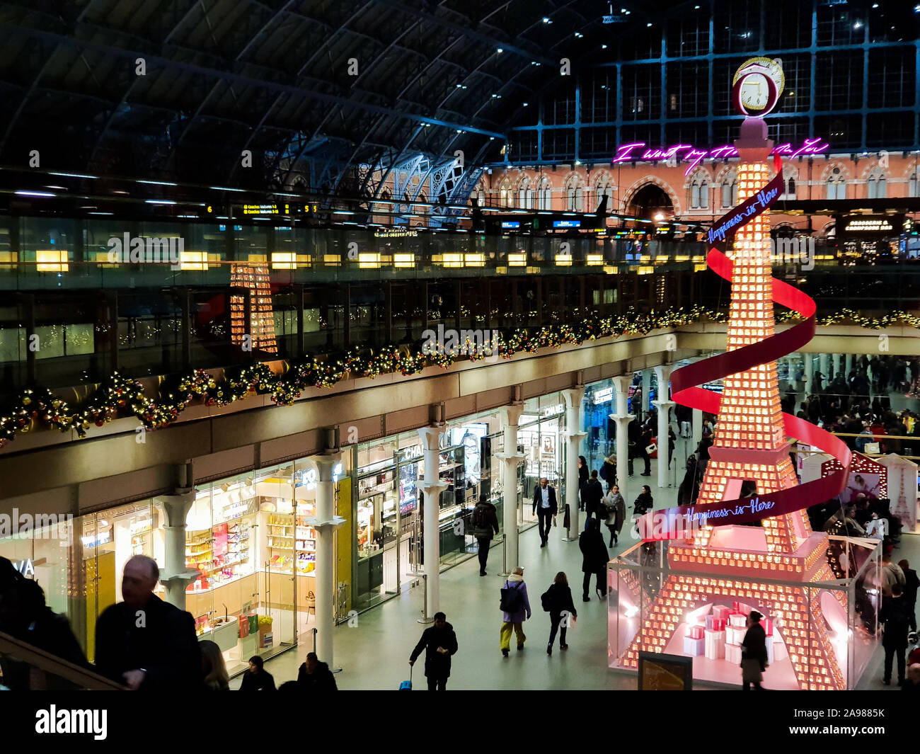 Kings Cross St Pancras. London. UK 13 Nov 2019 - "Der Eiffelturm" Installation in Kings Cross St Pancras. Lancome hat teamed oben mit Kings Cross St Pancras, wie es stellt seine 2019 Weihnachten Installation von ikonischen Wahrzeichen von Paris - der Eiffelturm. Die 36-Fuß-Installation verkörpert Eleganz und fröhlichen Geist des weltweit größten French Beauty Marke, Aufhellen die Station mit Signatur Rosa von Lancôme Pantone. Credit: Dinendra Haria/Alamy leben Nachrichten Stockfoto