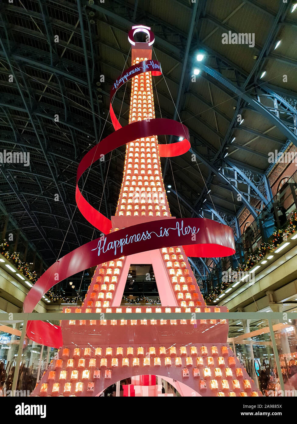 Kings Cross St Pancras. London. UK 13 Nov 2019 - "Der Eiffelturm" Installation in Kings Cross St Pancras. Lancome hat teamed oben mit Kings Cross St Pancras, wie es stellt seine 2019 Weihnachten Installation von ikonischen Wahrzeichen von Paris - der Eiffelturm. Die 36-Fuß-Installation verkörpert Eleganz und fröhlichen Geist des weltweit größten French Beauty Marke, Aufhellen die Station mit Signatur Rosa von Lancôme Pantone. Credit: Dinendra Haria/Alamy leben Nachrichten Stockfoto