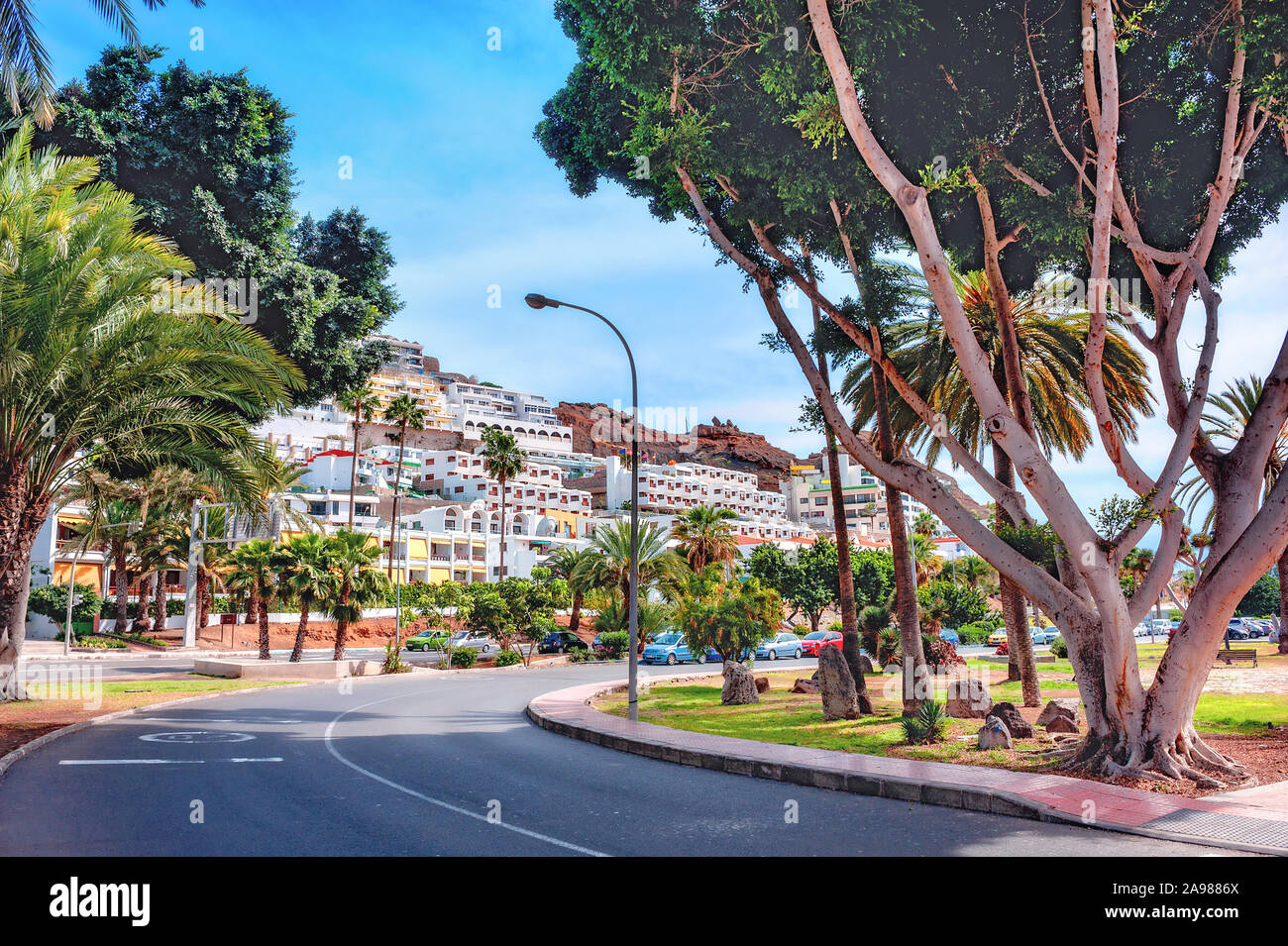 Street Scene mit Straße im Ferienort Puerto Rico. Kanarische Inseln, Gran Canaria, Spanien Stockfoto