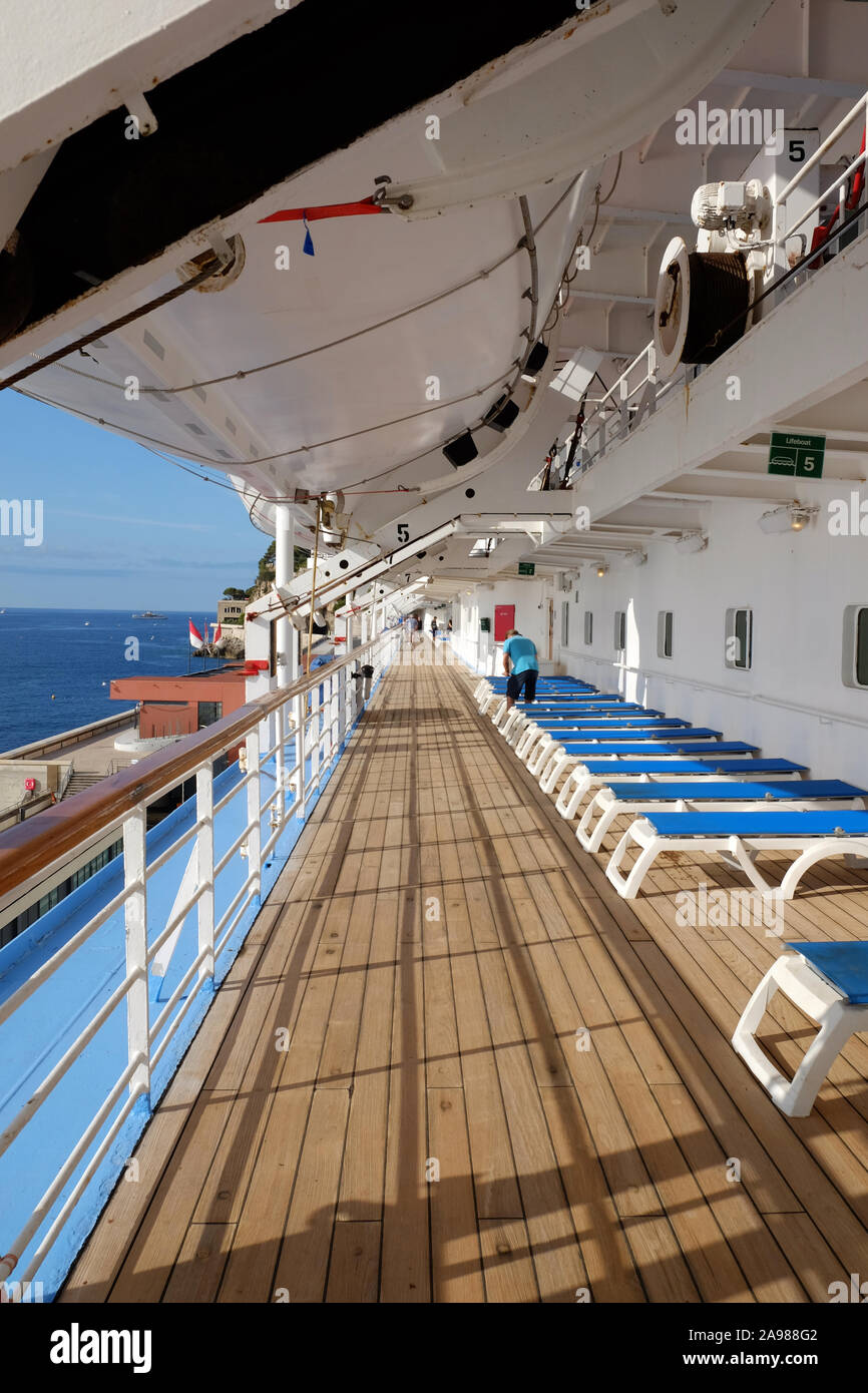 Am frühen Morgen auf den, in der Nähe der verlassenen, Teakholz, die rettungsboote Deck des Marella Traum Kreuzfahrt Stockfoto