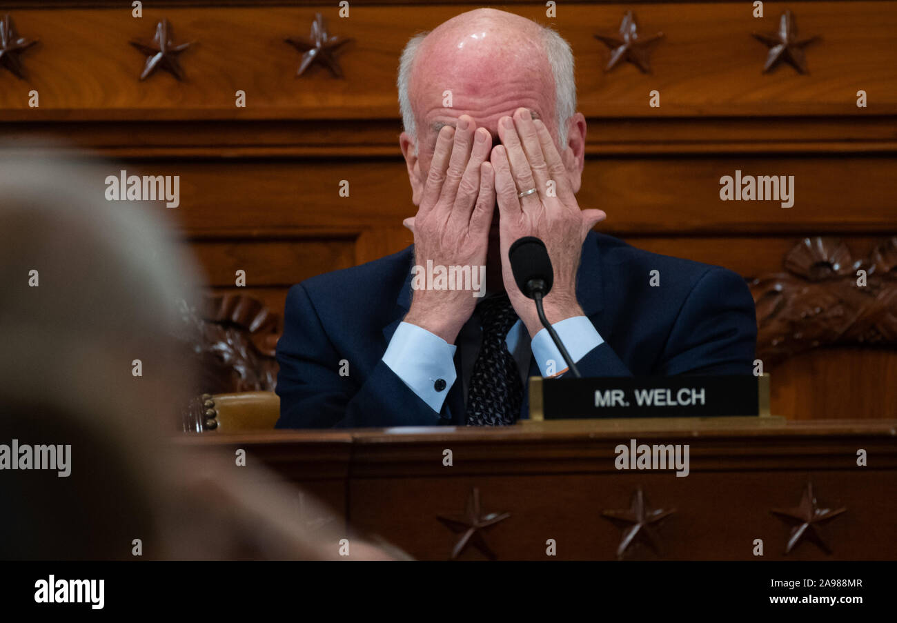 Washington, United States. 13 Nov, 2019. Vertreter Peter Welch, Demokrat von Vermont, besucht die erste öffentliche Anhörungen durch das Haus permanent Select Committee on Intelligence statt als Teil der Heranziehung zur Untersuchung der US-Präsident Donald Trump, mit Zeugen der ukrainische Botschafter William Taylor und Stellvertretender Sekretär George Kent bezeugen, auf dem Capitol Hill in Washington, DC, 13. November 2019. Pool Foto von Saul Loeb/UPI Quelle: UPI/Alamy leben Nachrichten Stockfoto