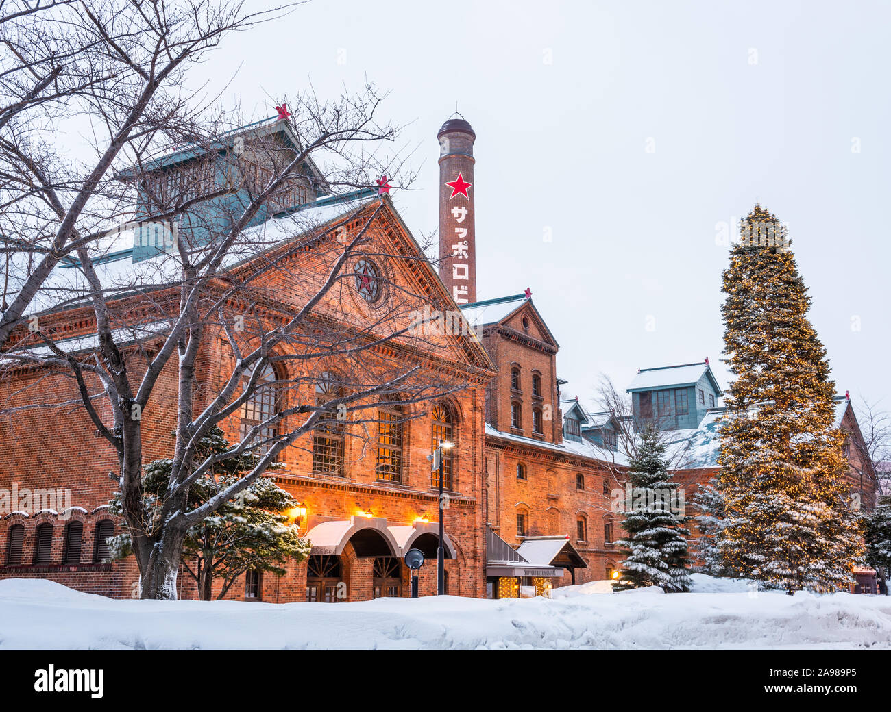 SAPPORO, JAPAN - 17. Februar 2017: Sapporo Beer Museum in der Nacht. Das Gebäude wurde zunächst als Kaitakushi Brauerei im Jahre 1876 eröffnet. Stockfoto