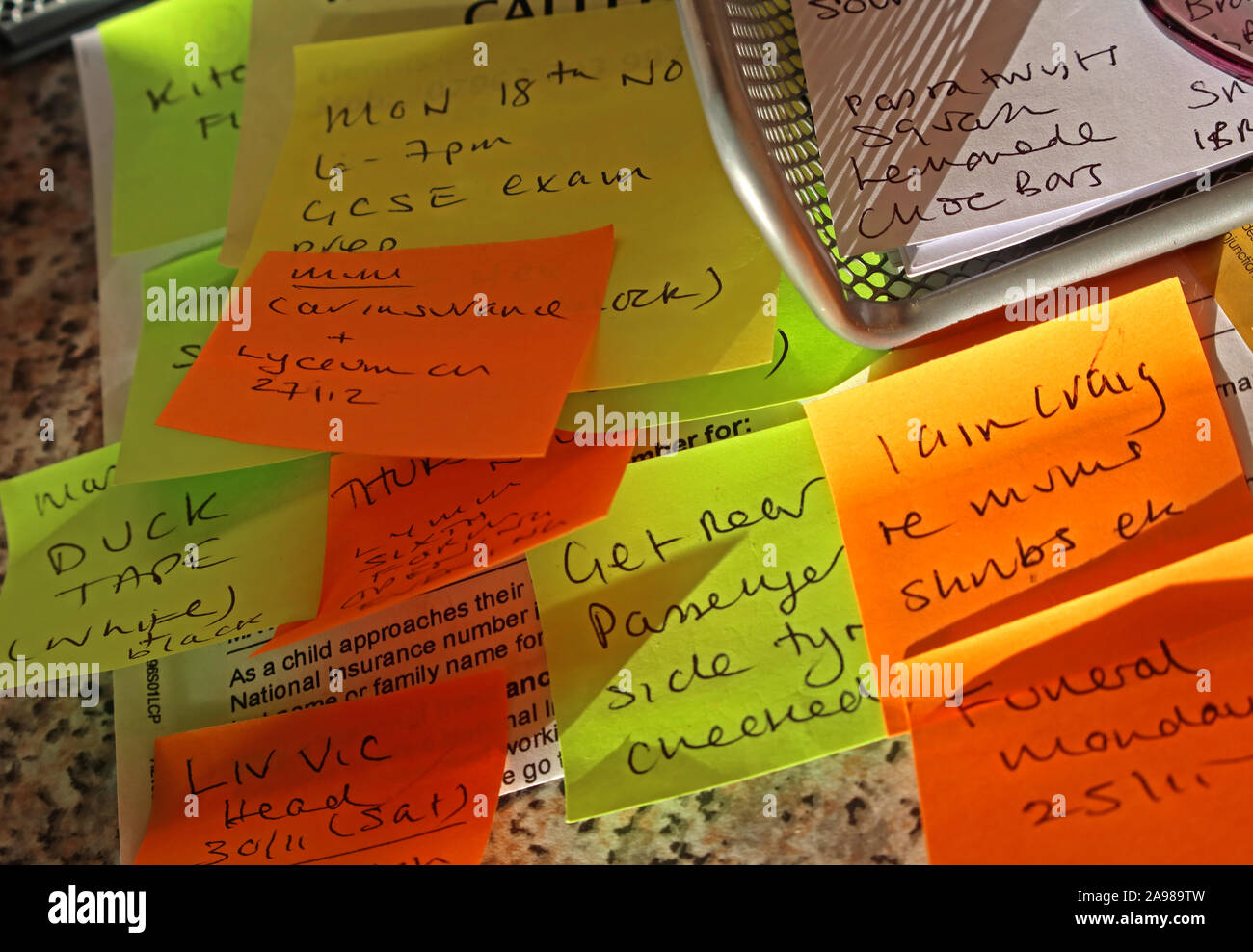 Zu viele Noten und Post-its zu erinnern - unter zu viel Stress Stockfoto