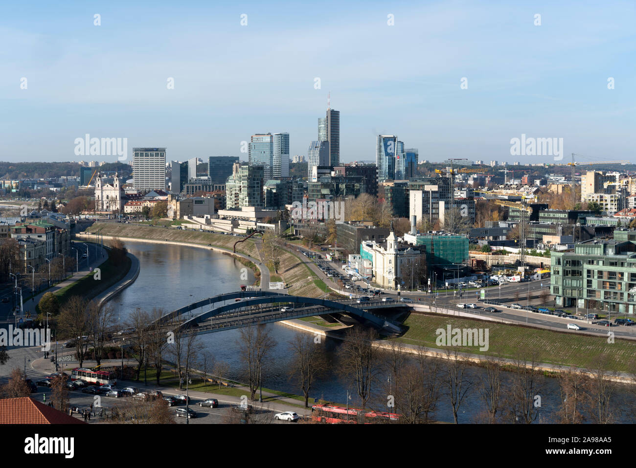 Foto Blick über den Fluss Neris und in die Geschäftsviertel von snipiskes in Vilnius, Litauen über ein Sturz oder Herbst am Nachmittag. Stockfoto