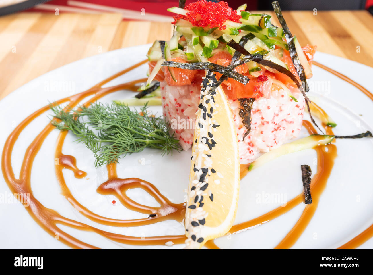 Salat, Lachstatar mit Kaviar, auf einer Platte. Stockfoto