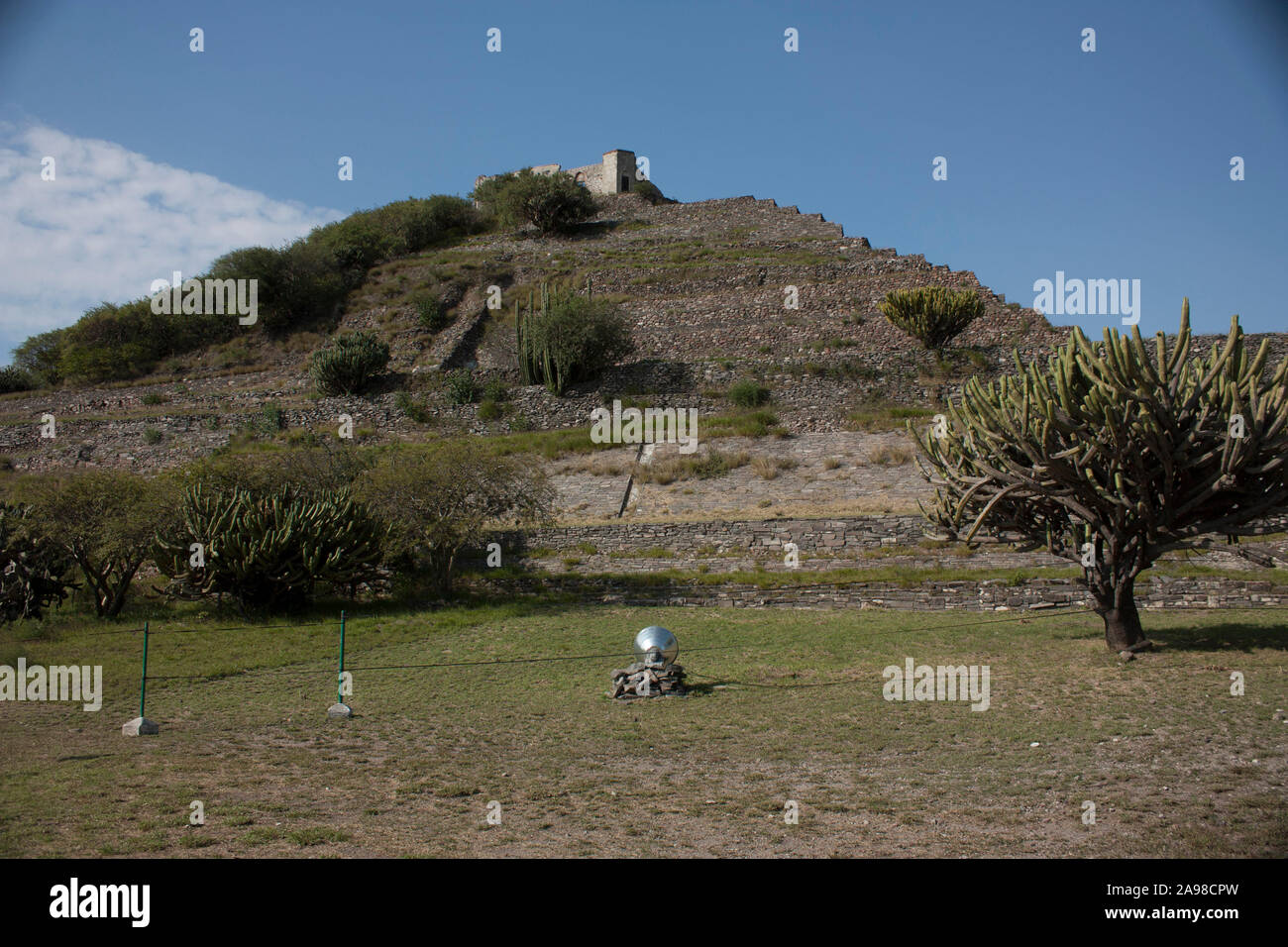 Zwischen Bäumen und Kakteen Seitenansicht archäologische Zone in den Ruinen von El Cerrito in Mexiko Pyramide des Jahres 1000 nach Christus Stockfoto