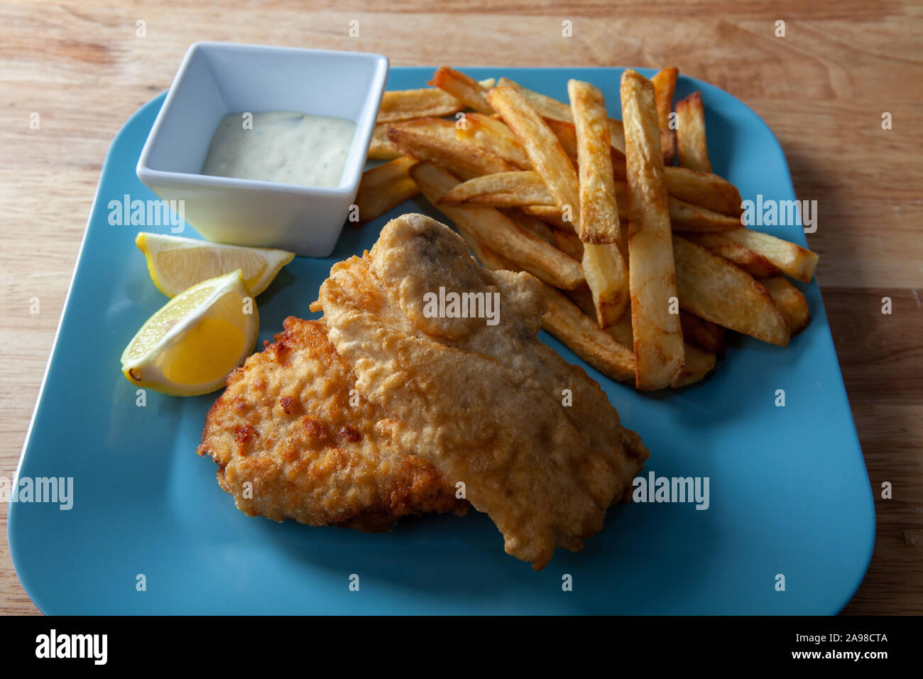 Fisch und Chips mit Sauce Tartar Stockfoto
