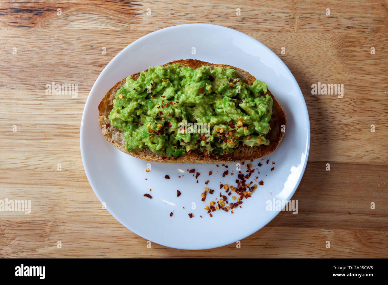 Avocado Toast mit rotem Pfeffer Flocken Stockfoto