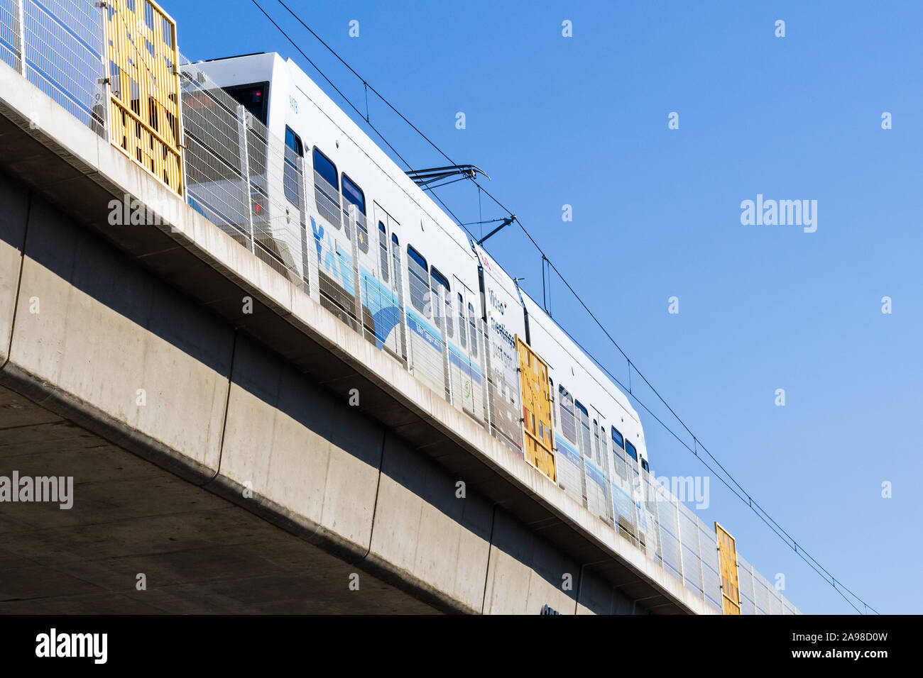 Okt 13, 2019 Milpitas/CA/USA - VTA Zug auf einer erhöhten Plattform in South San Francisco Bay; VTA Light Rail ist ein Commuter Rail San Dienst Stockfoto