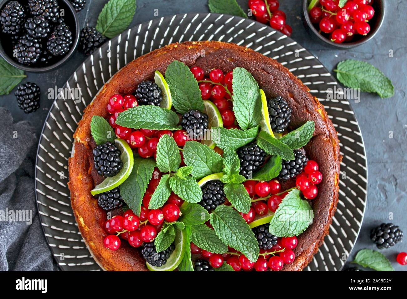 Gebackene Käsetorte mit Früchten und Minze. Ansicht von oben mit der Kopie. Stockfoto