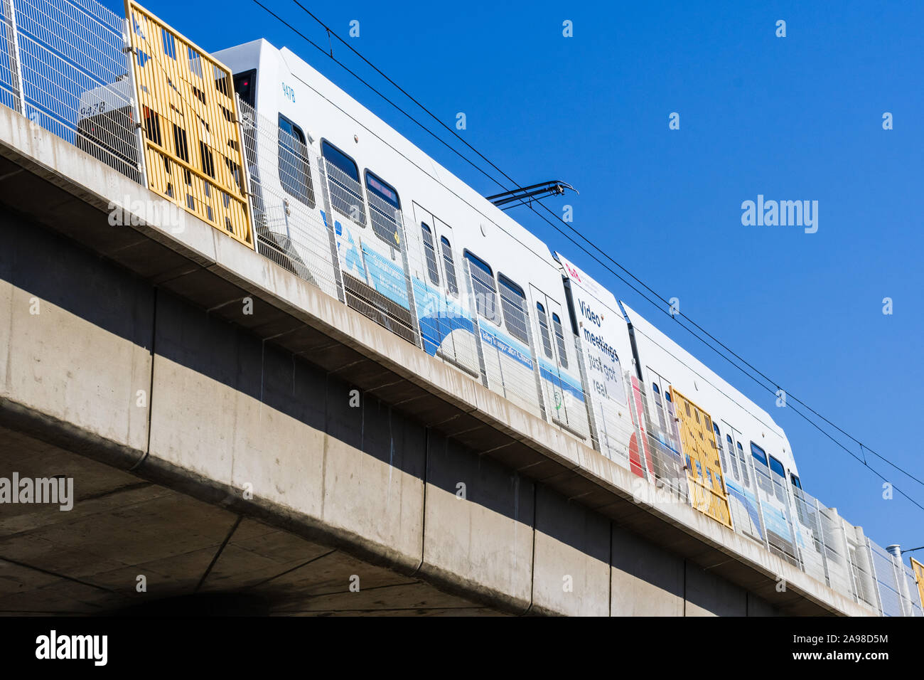 Okt 13, 2019 Milpitas/CA/USA - VTA Zug auf einer erhöhten Plattform in South San Francisco Bay; VTA Light Rail ist ein Commuter Rail San Dienst Stockfoto