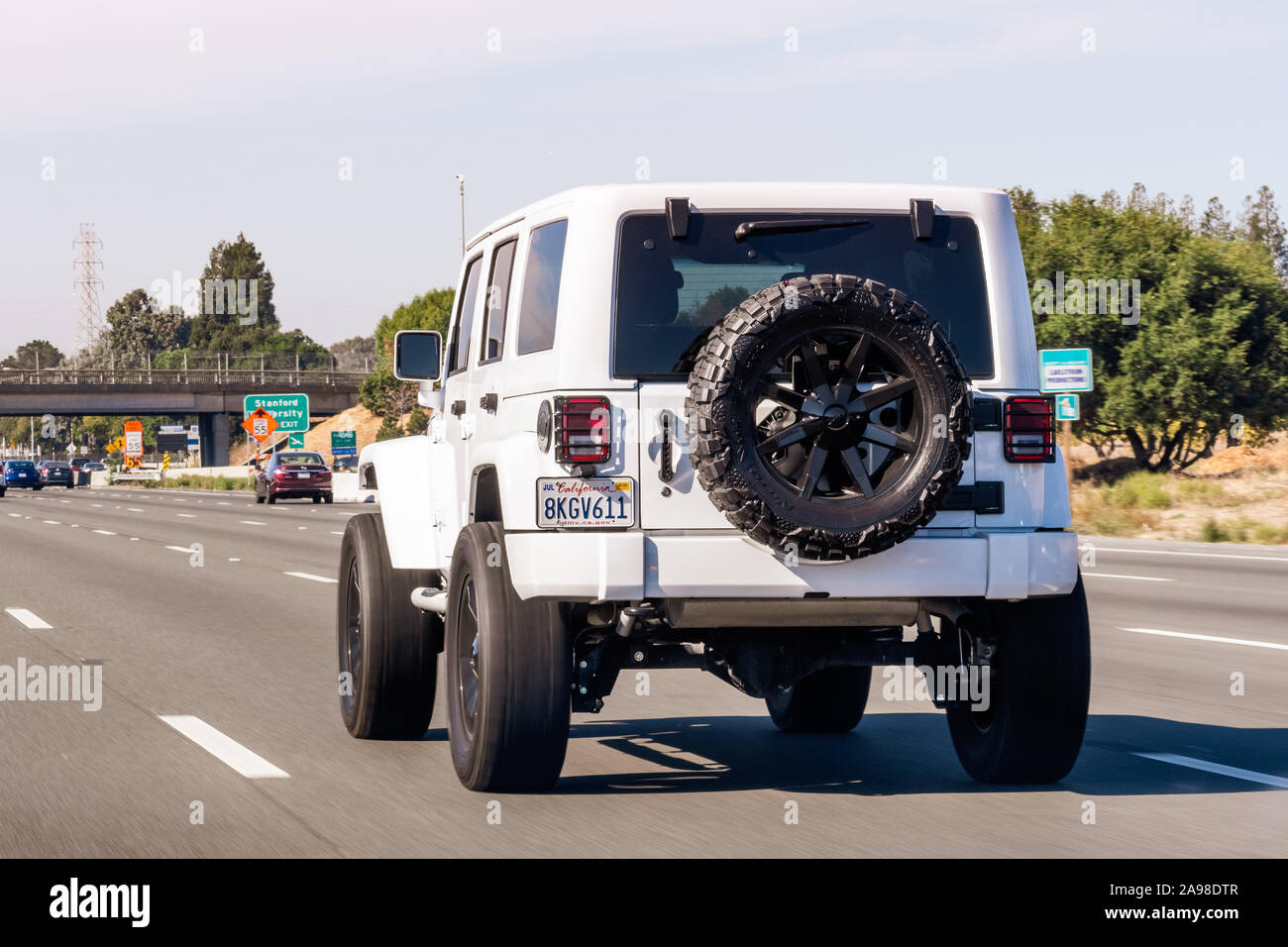 21.Oktober 2019 in Palo Alto/CA/USA - Jeep während der Fahrt auf der Autobahn in der San Francisco Bay Area. Stockfoto