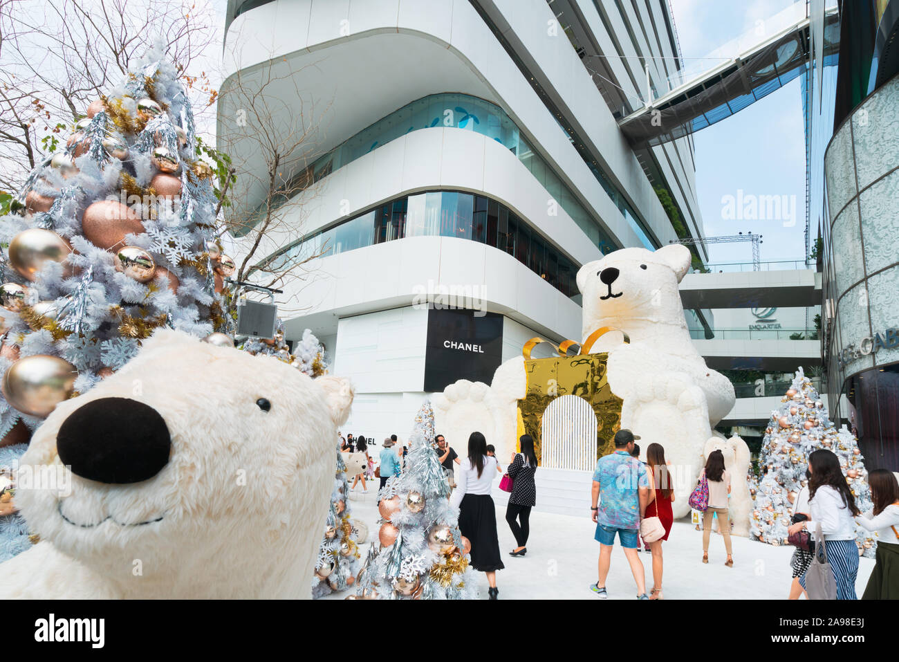 Bangkok, Thailand - 11. Dezember 2017: riesige Fläche eines riesigen eisbären als Weihnachtsschmuck am Eingang Zum Emporium x Die EmQuartier verwendet Stockfoto